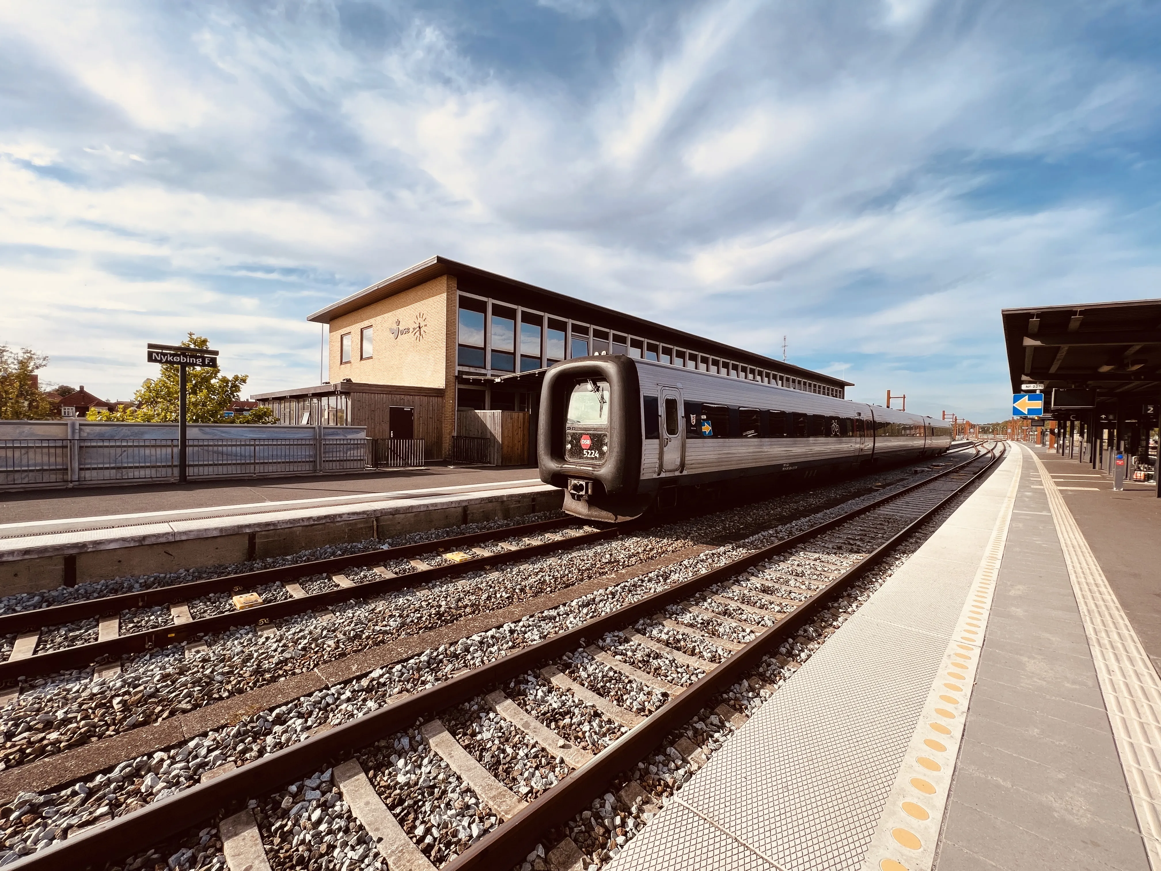 Billede af DSB MF 5024 fotograferet ud for Nykøbing Falster Station.