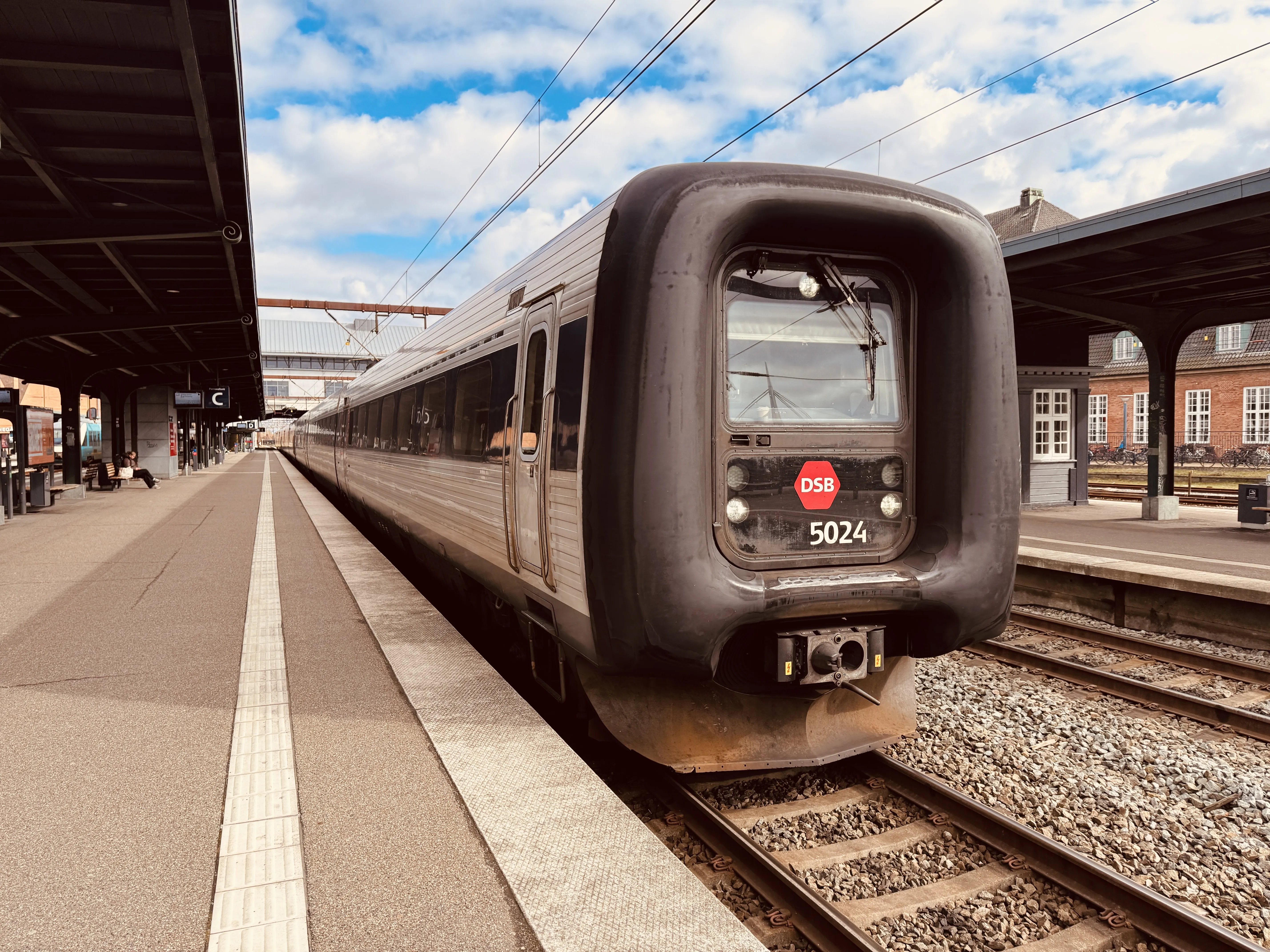 Billede af DSB MF 5024 fotograferet ud for Odense Banegård Center.