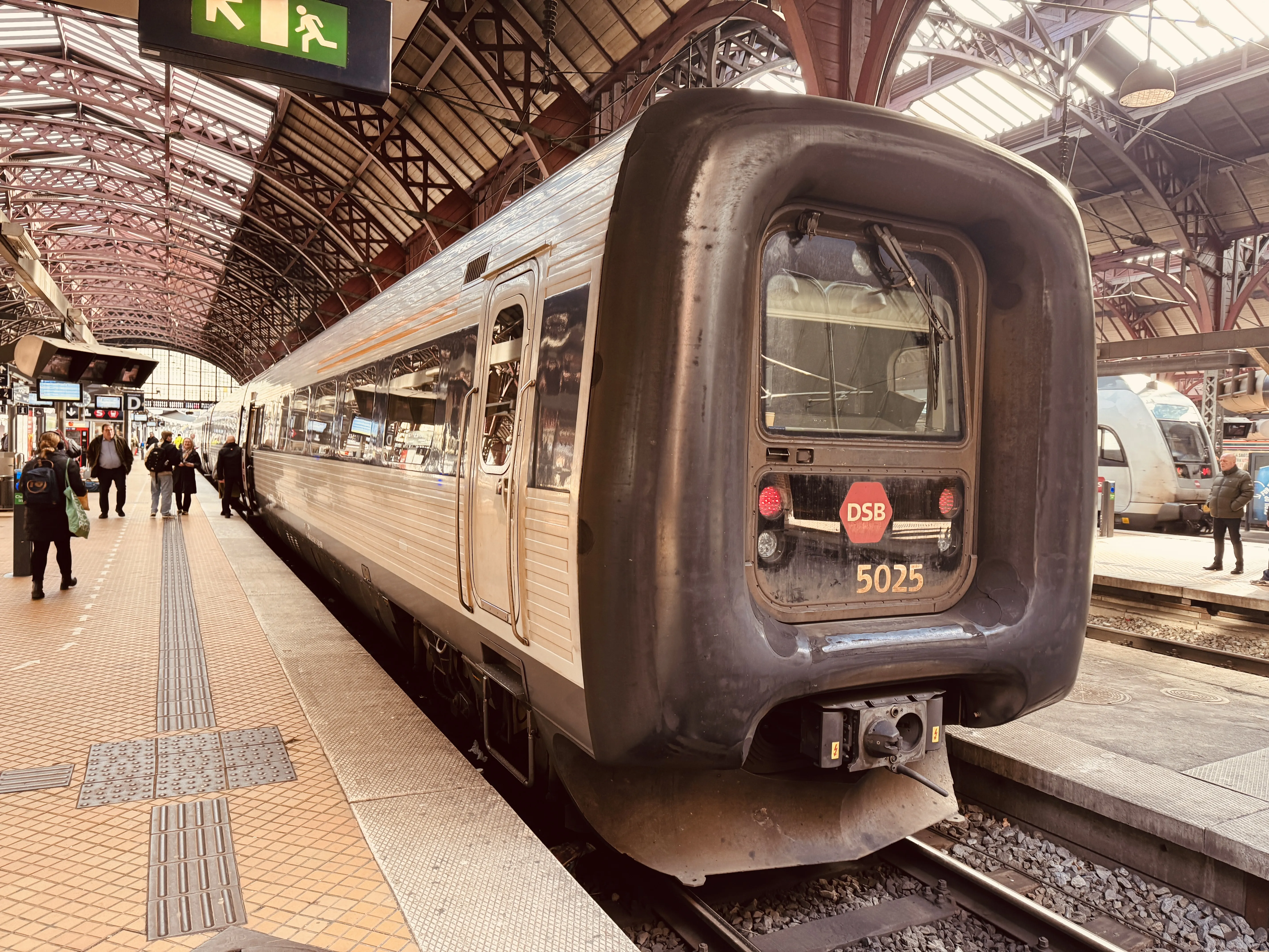 Billede af DSB MF 5025 fotograferet ud for København Hovedbanegård.