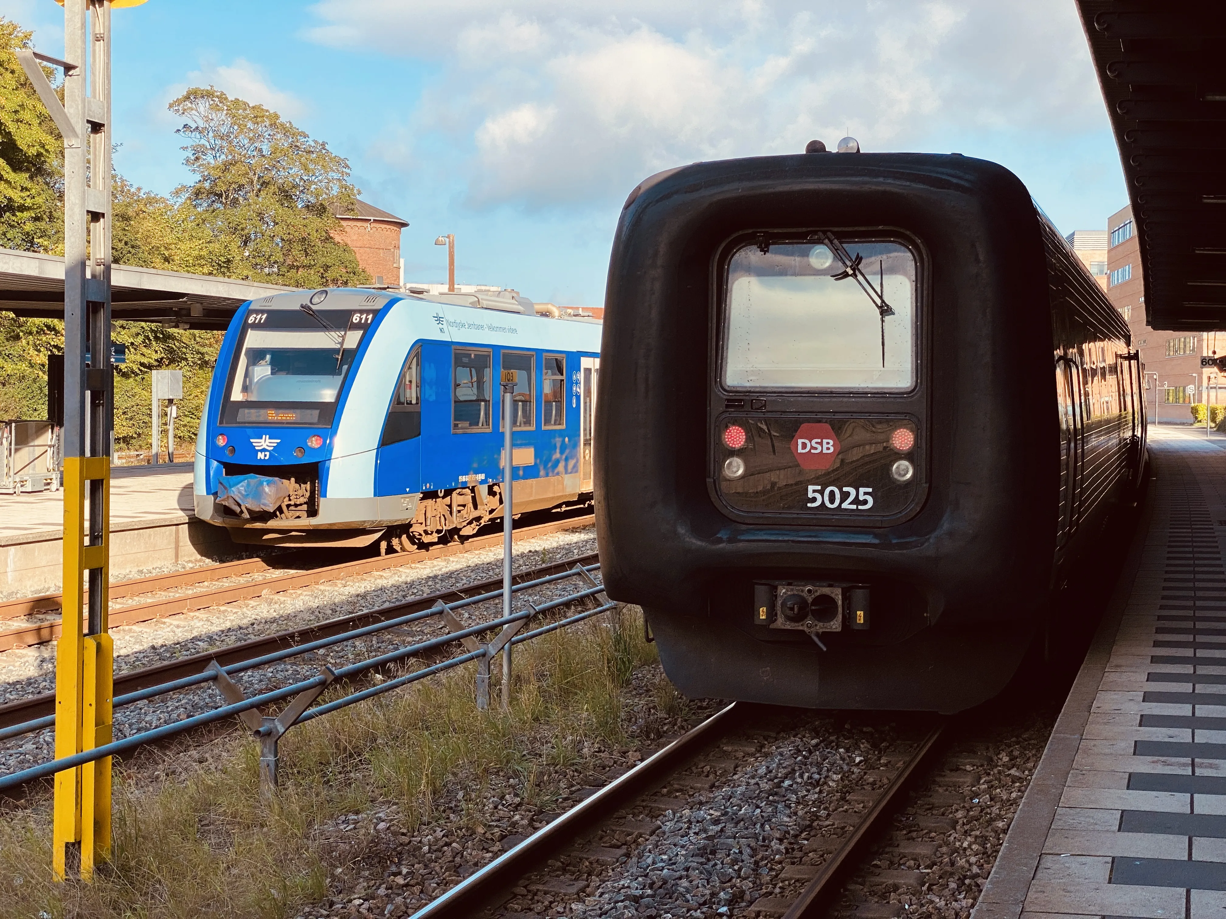 Billede af DSB MF 5025 fotograferet ud for Aalborg Station.