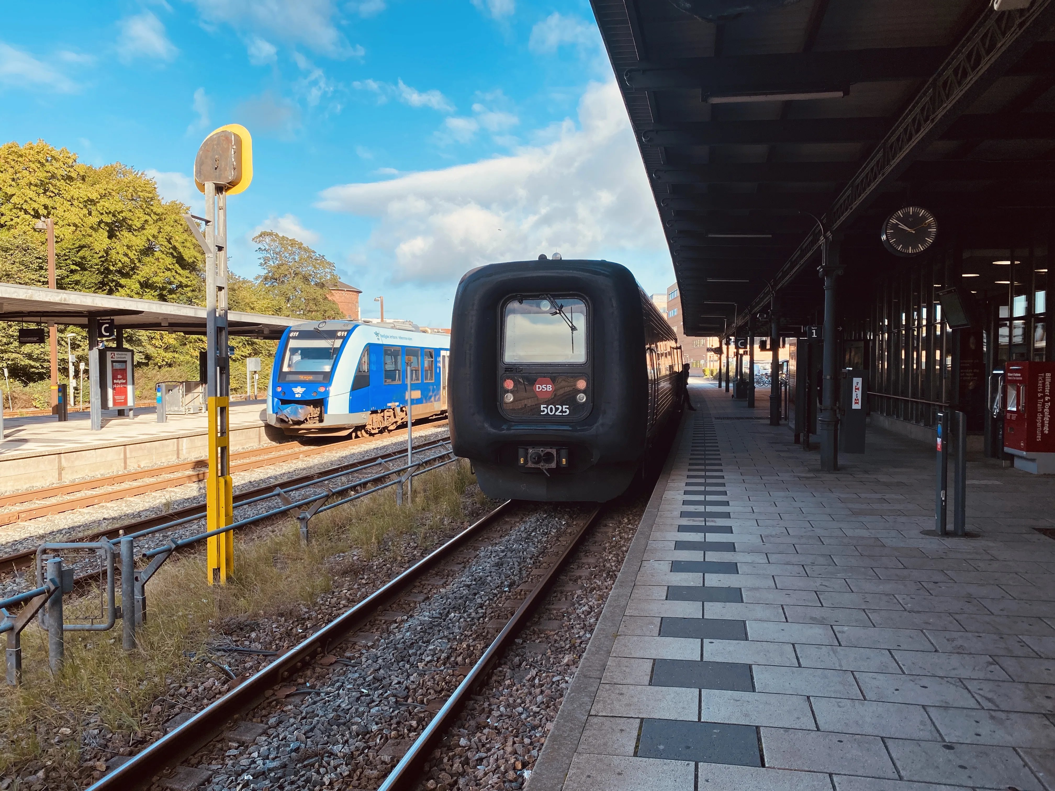 Billede af DSB MF 5025 fotograferet ud for Aalborg Station.