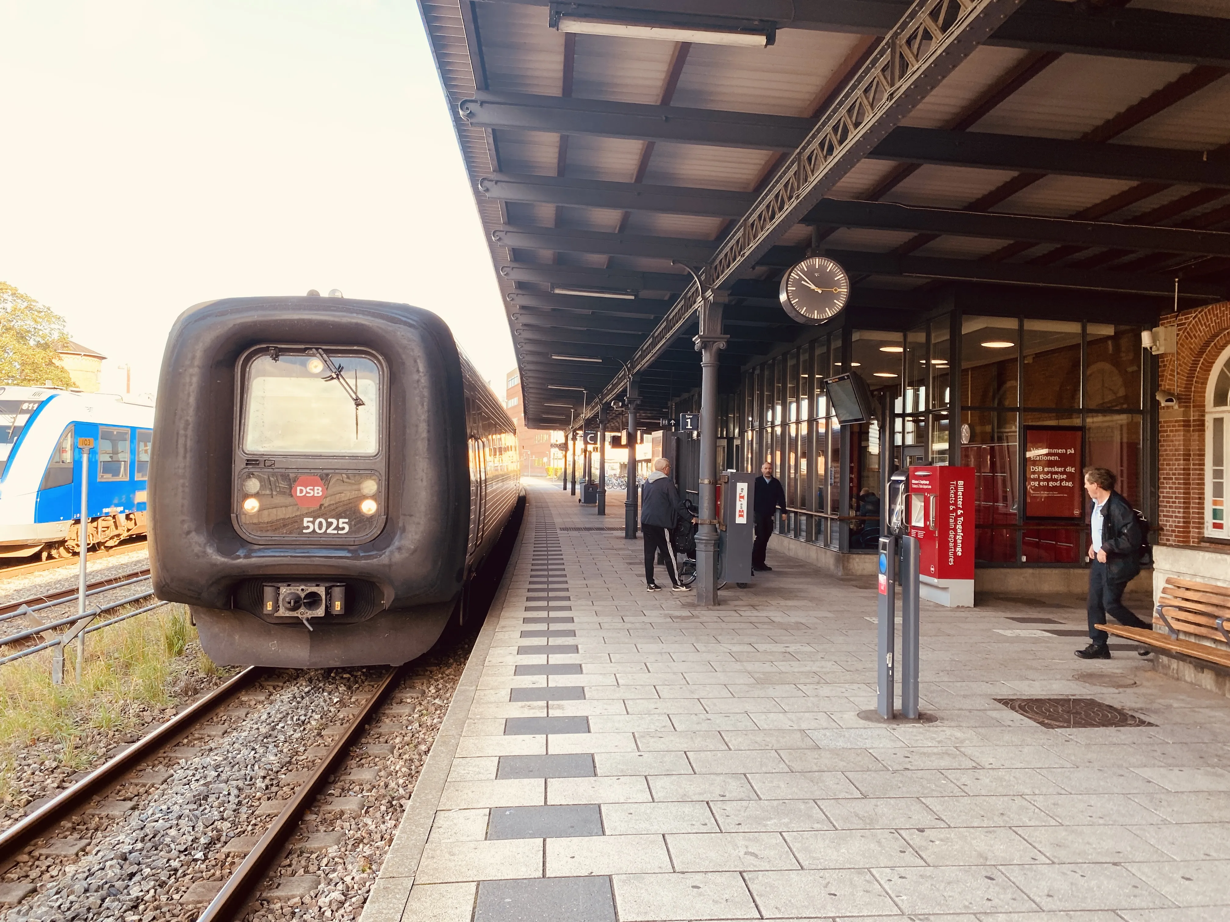 Billede af DSB MF 5025 fotograferet ud for Aalborg Station.