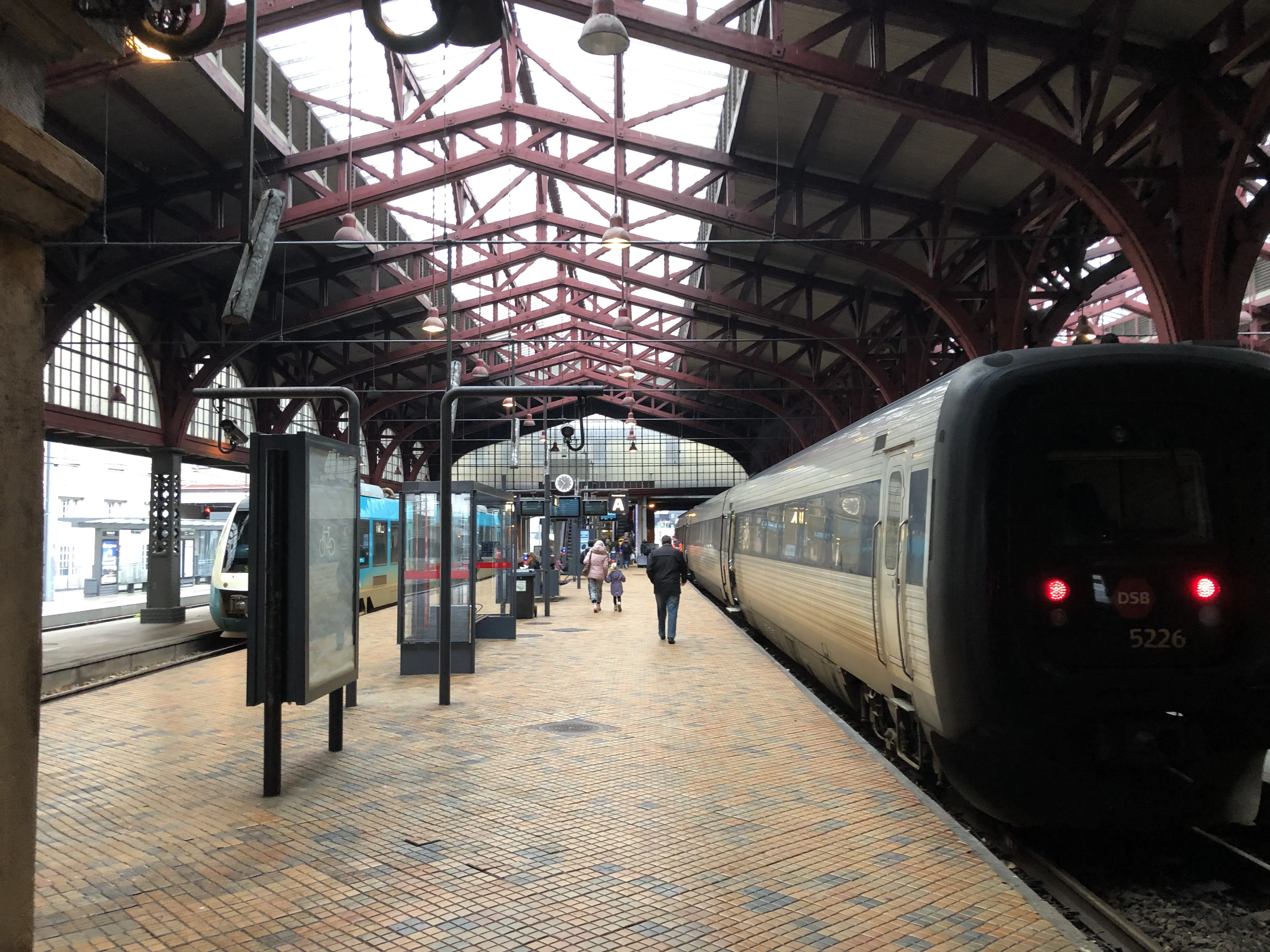 Billede af Hjørrings byvåben og navngivet "Sct. Catharina" på siden af DSB MF 5026 fotograferet ud for Aarhus Hovedbanegård.