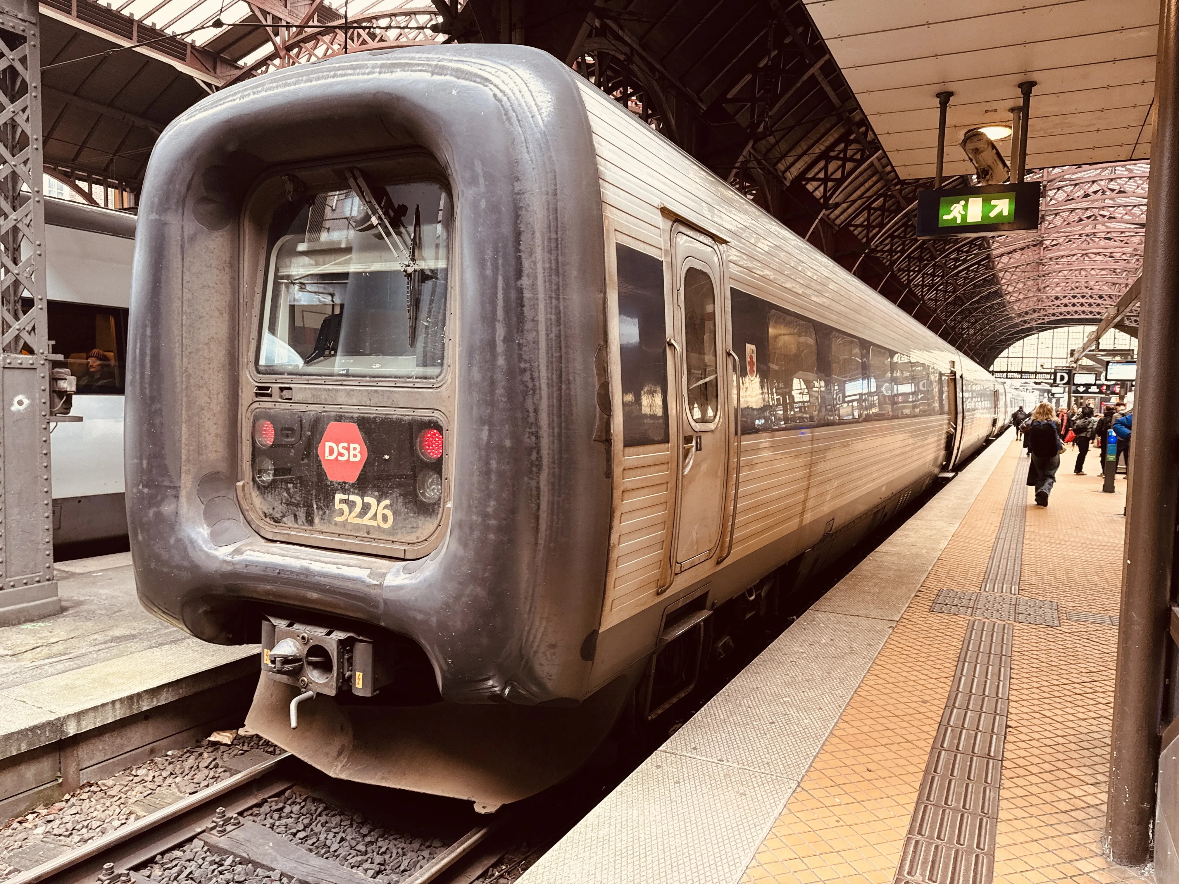 Billede af DSB MF 5026 fotograferet ud for København Hovedbanegård.