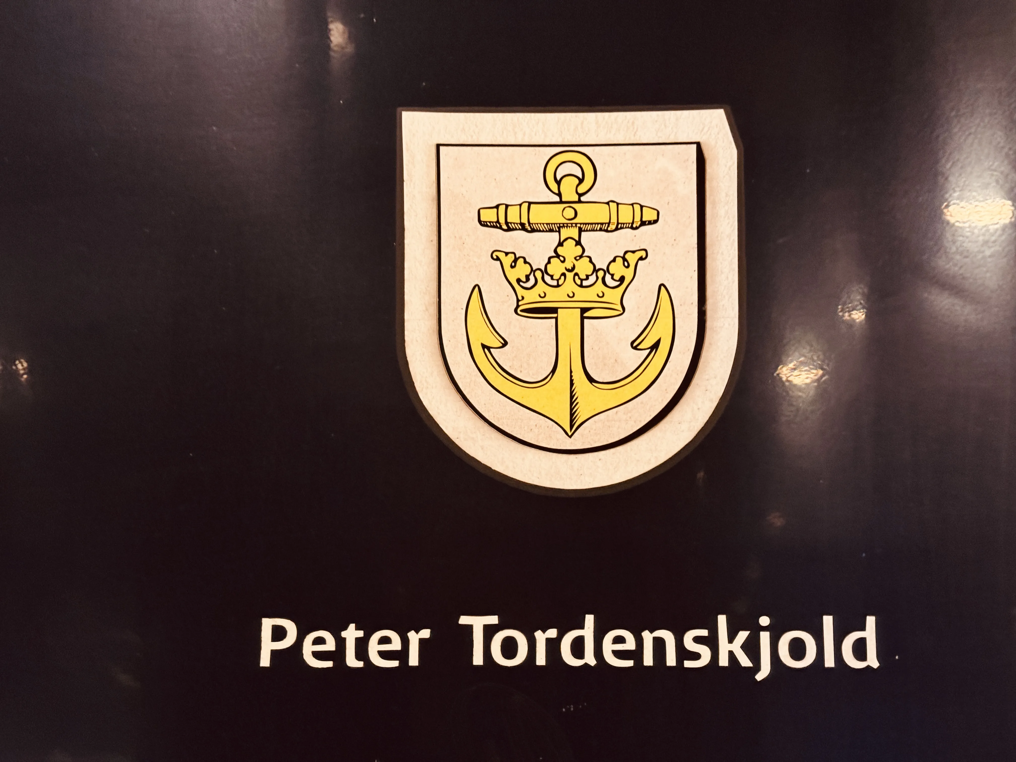 Billede af Frederikshavns byvåben og navngivet "Peter Tordenskiold" på siden af DSB MF 5027 fotograferet ud for København Hovedbanegård.