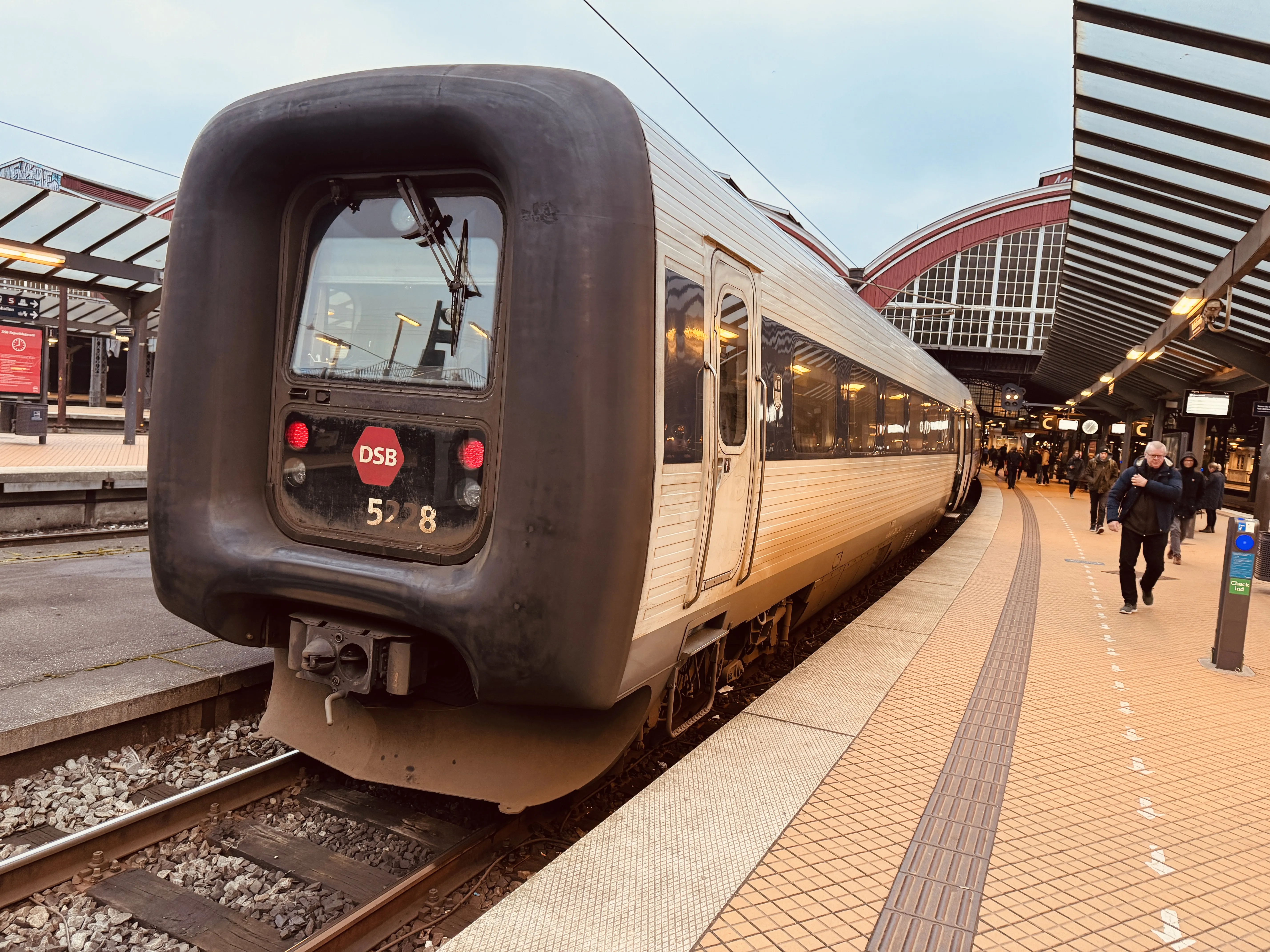 Billede af DSB MF 5028 fotograferet ud for København Hovedbanegård.