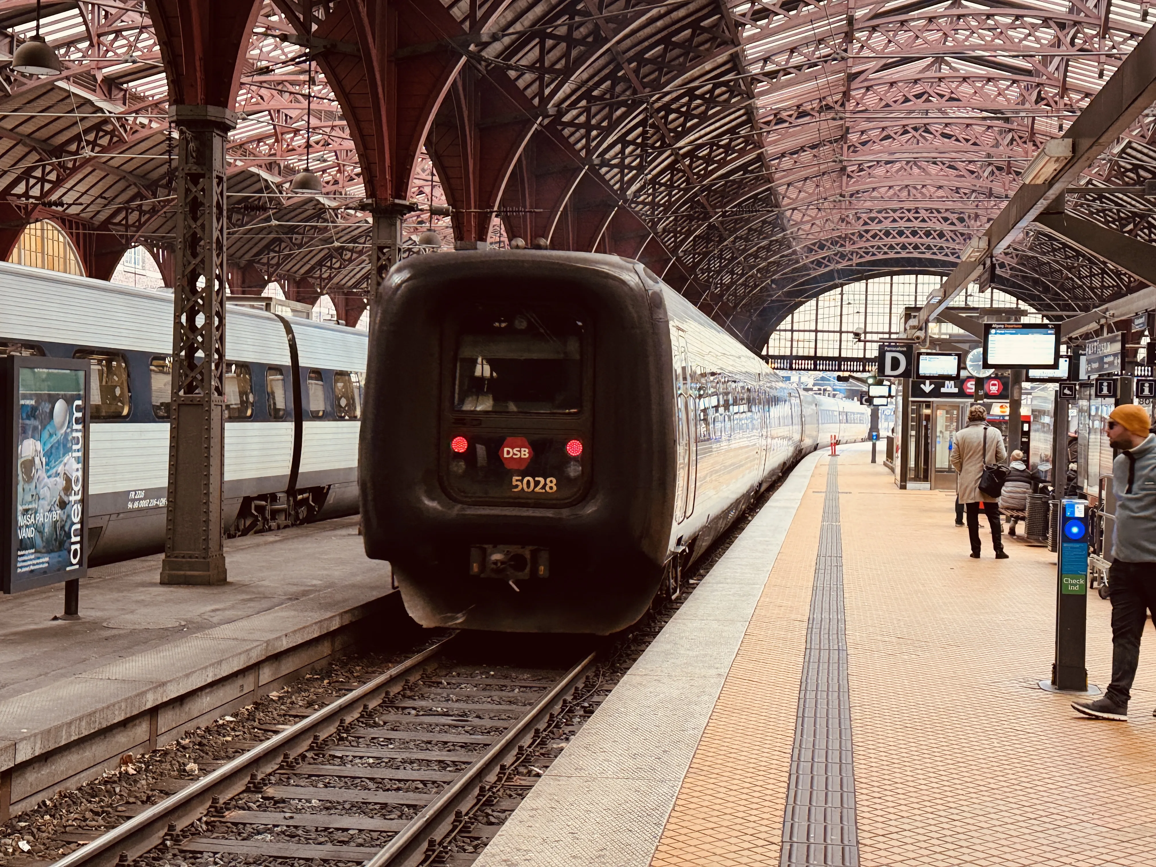 Billede af DSB MF 5028 fotograferet ud for København Hovedbanegård.