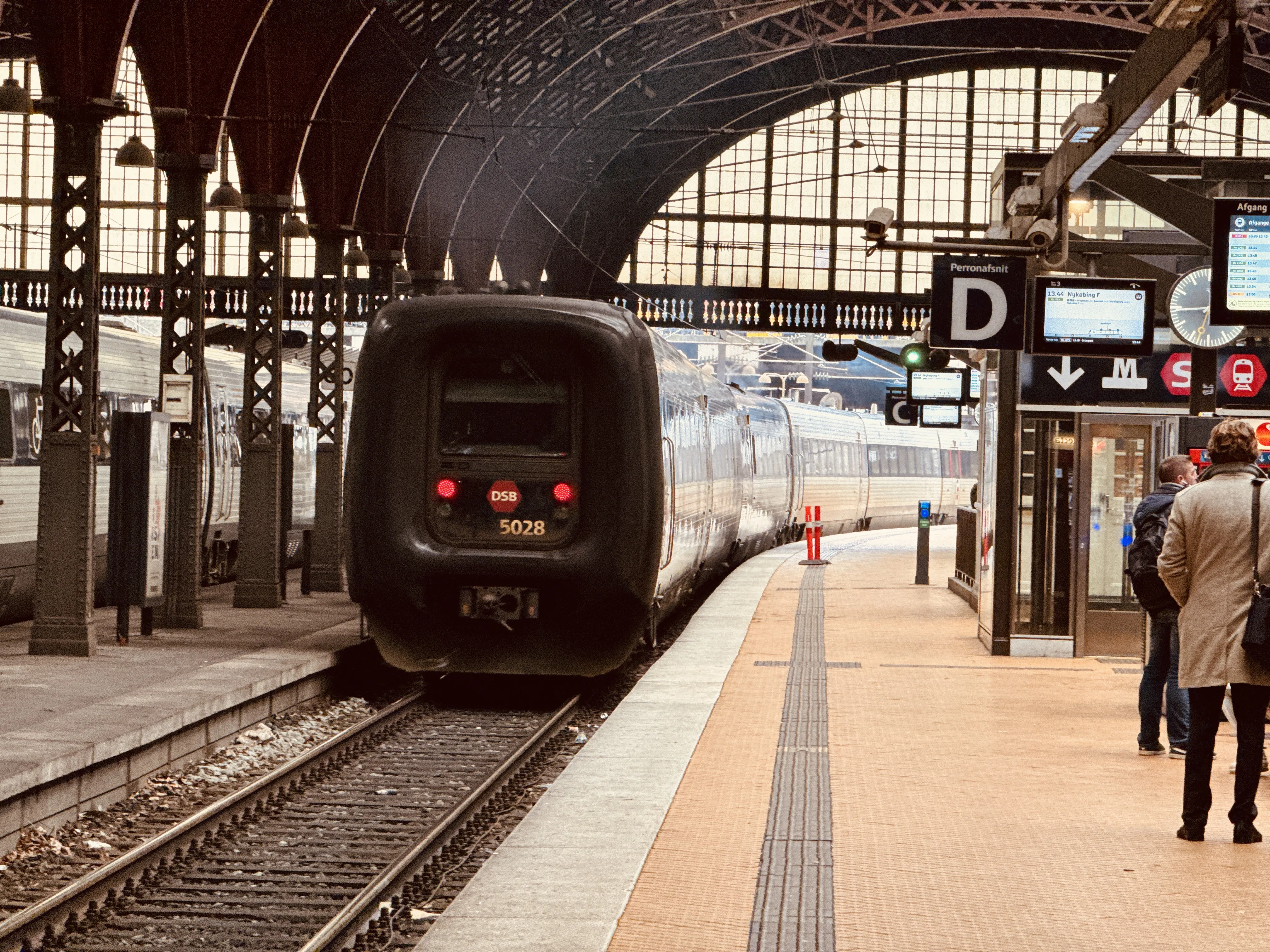 Billede af DSB MF 5028 fotograferet ud for København Hovedbanegård.