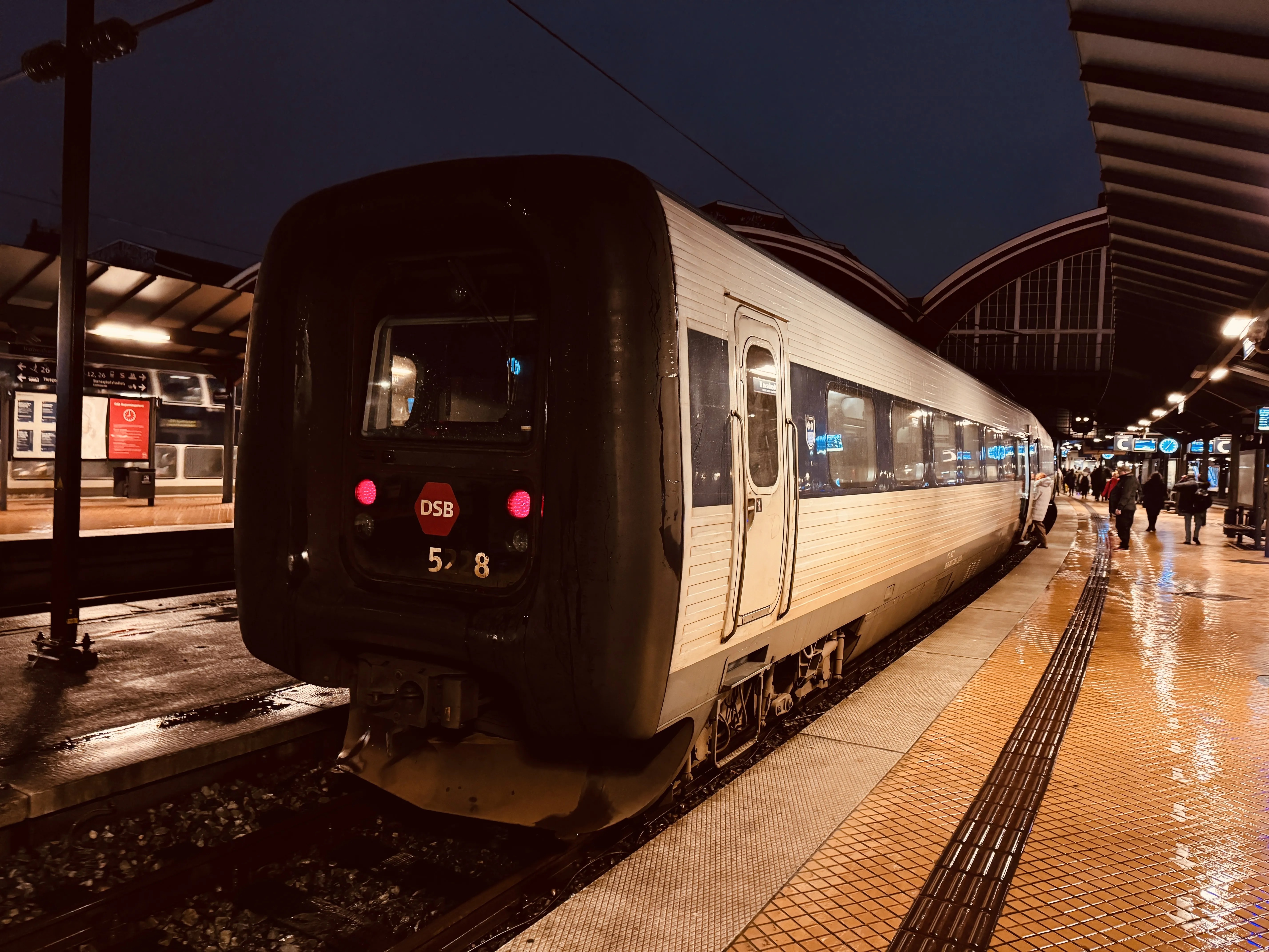 Billede af DSB MF 5028 fotograferet ud for København Hovedbanegård.