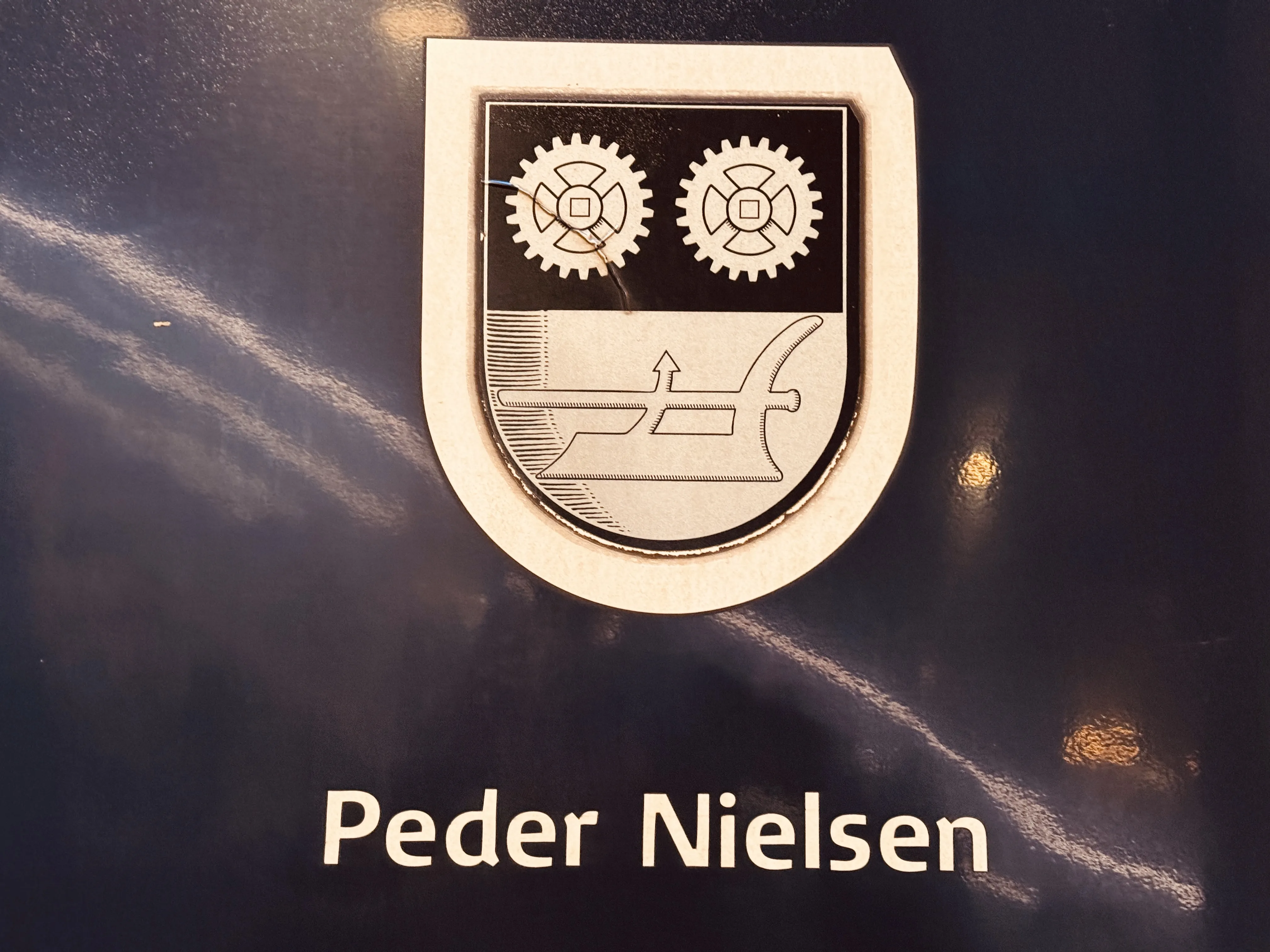 Billede af Brønderslevs byvåben og navngivet "Peder Nielsen" på siden af DSB MF 5028 fotograferet ud for København Hovedbanegård.