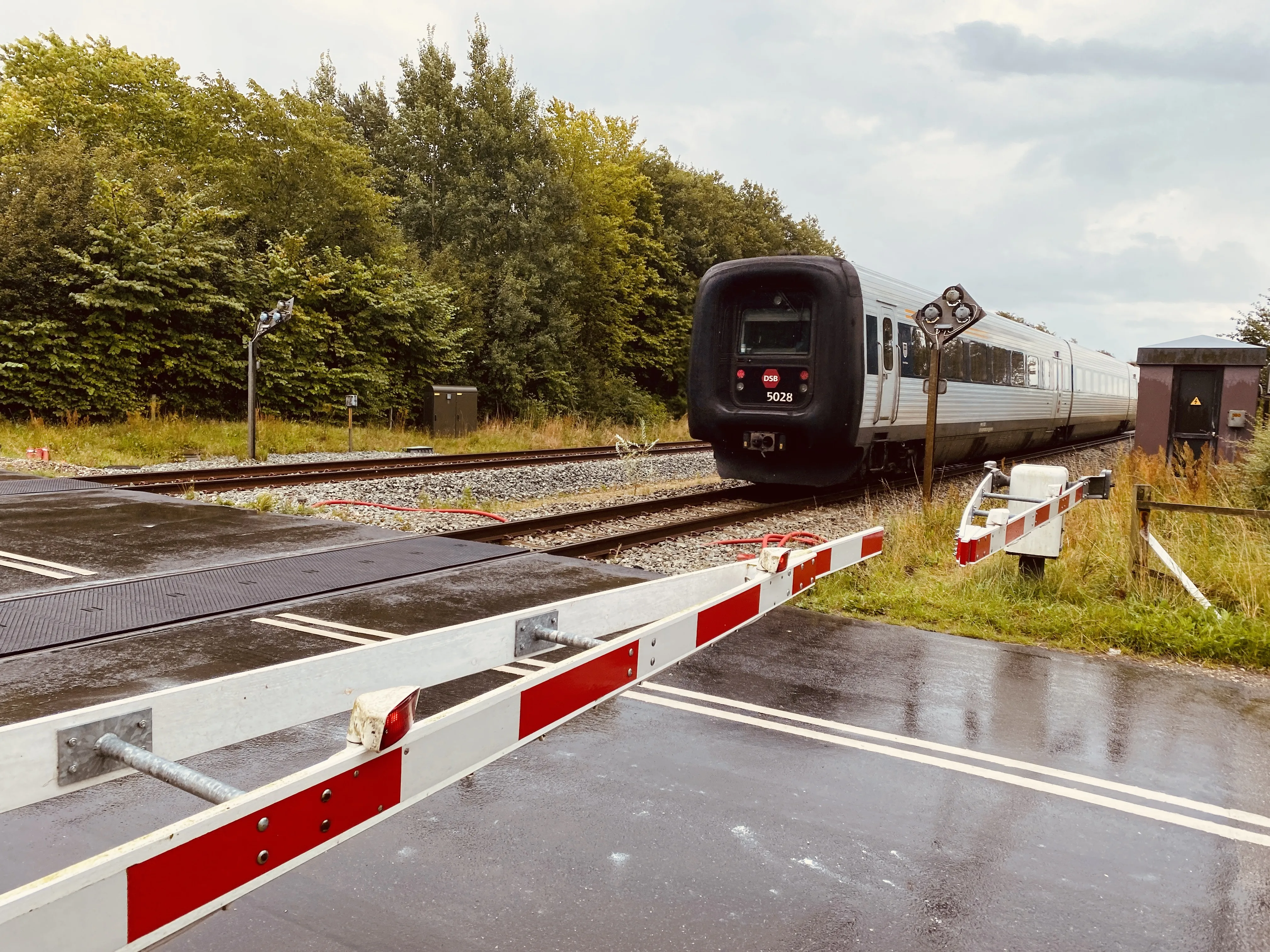 Billede af DSB MF 5028 fotograferet ud for den nedlagte Bjerregrav Station.