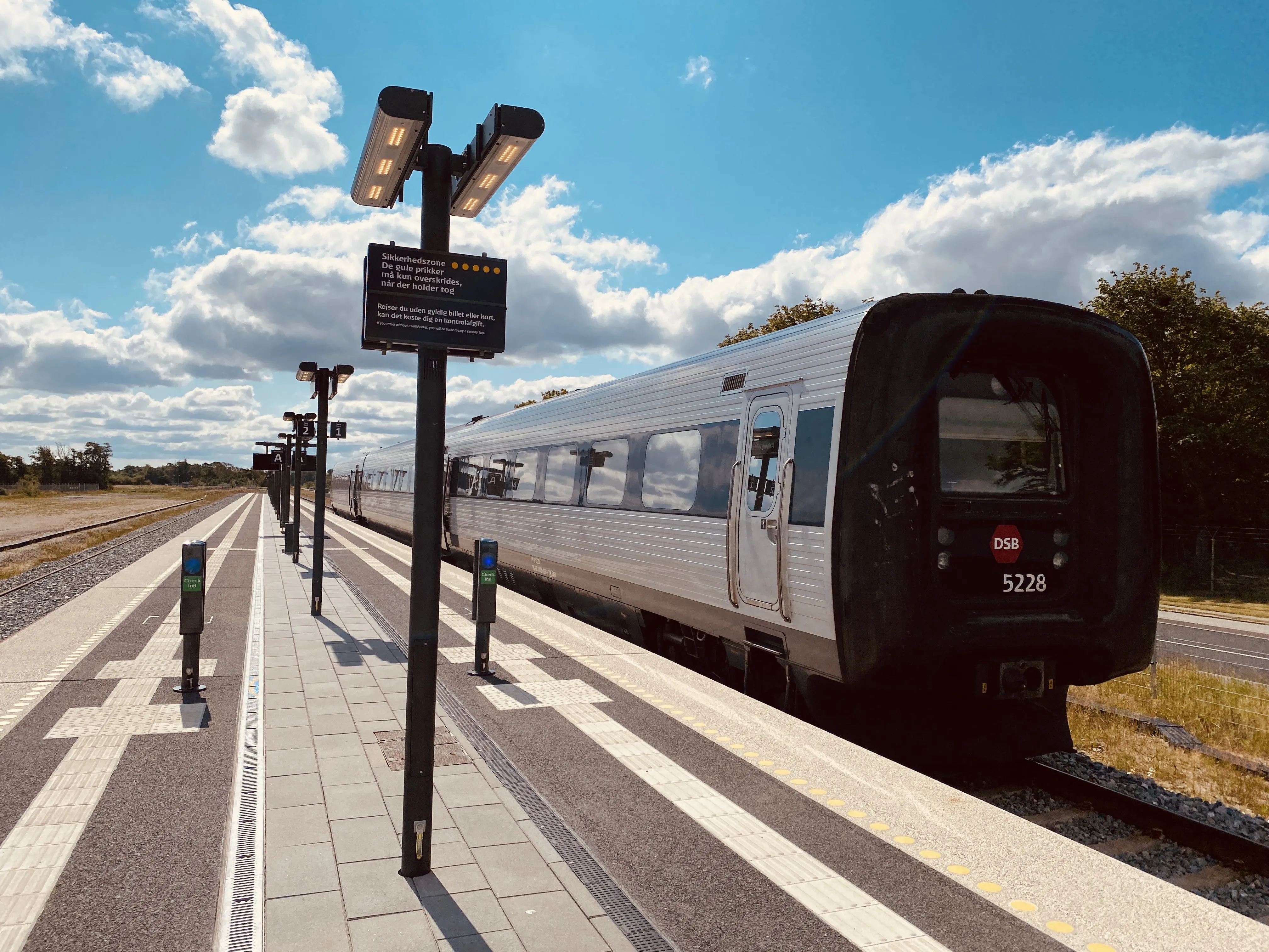 Billede af DSB MF 5028 fotograferet ud for Aalborg Lufthavn Trinbræt.