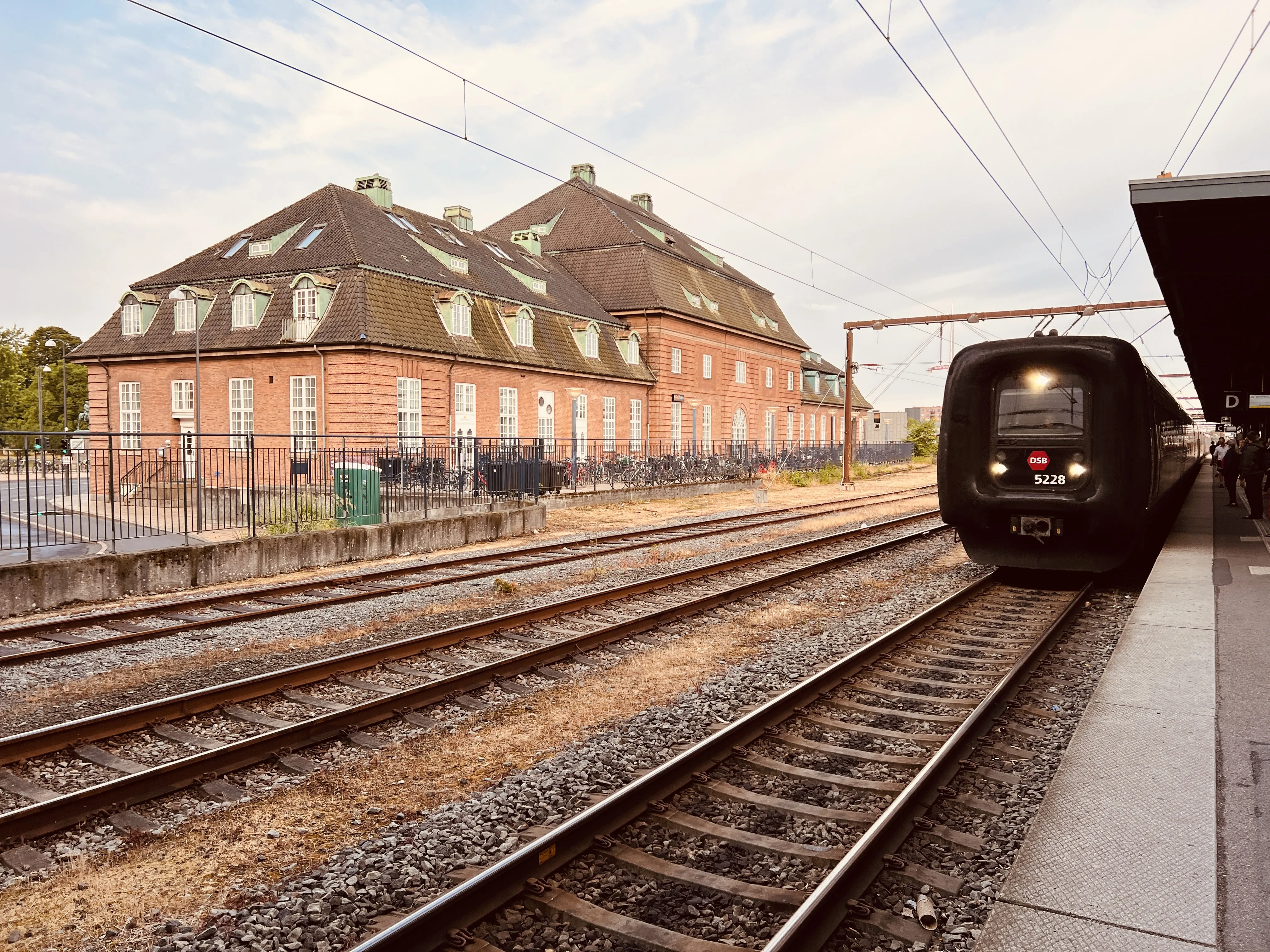 Billede af DSB MF 5028 fotograferet ud for Odense Banegård Center.