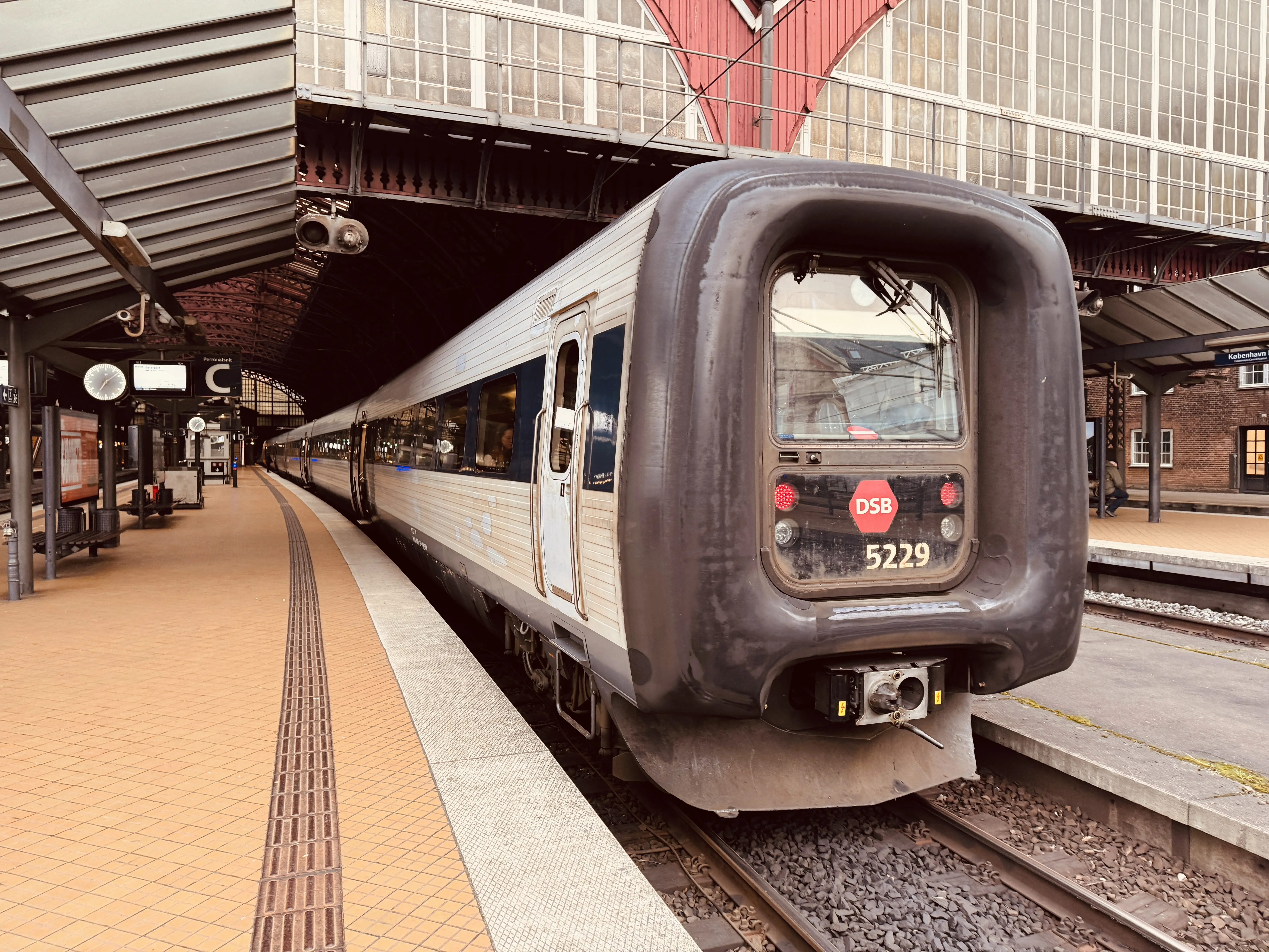 Billede af DSB MF 5029 fotograferet ud for København Hovedbanegård.