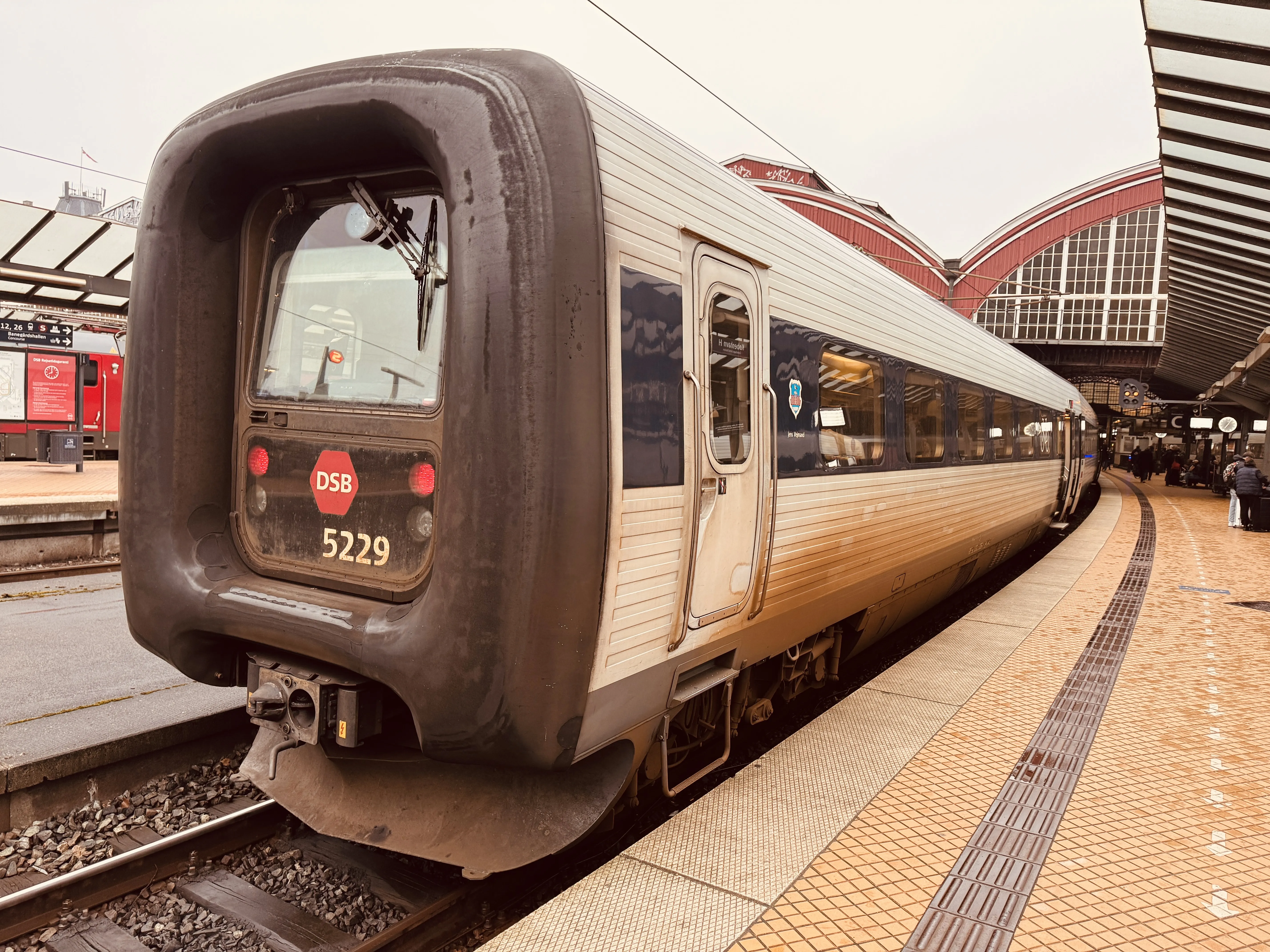 Billede af DSB MF 5029 fotograferet ud for København Hovedbanegård.