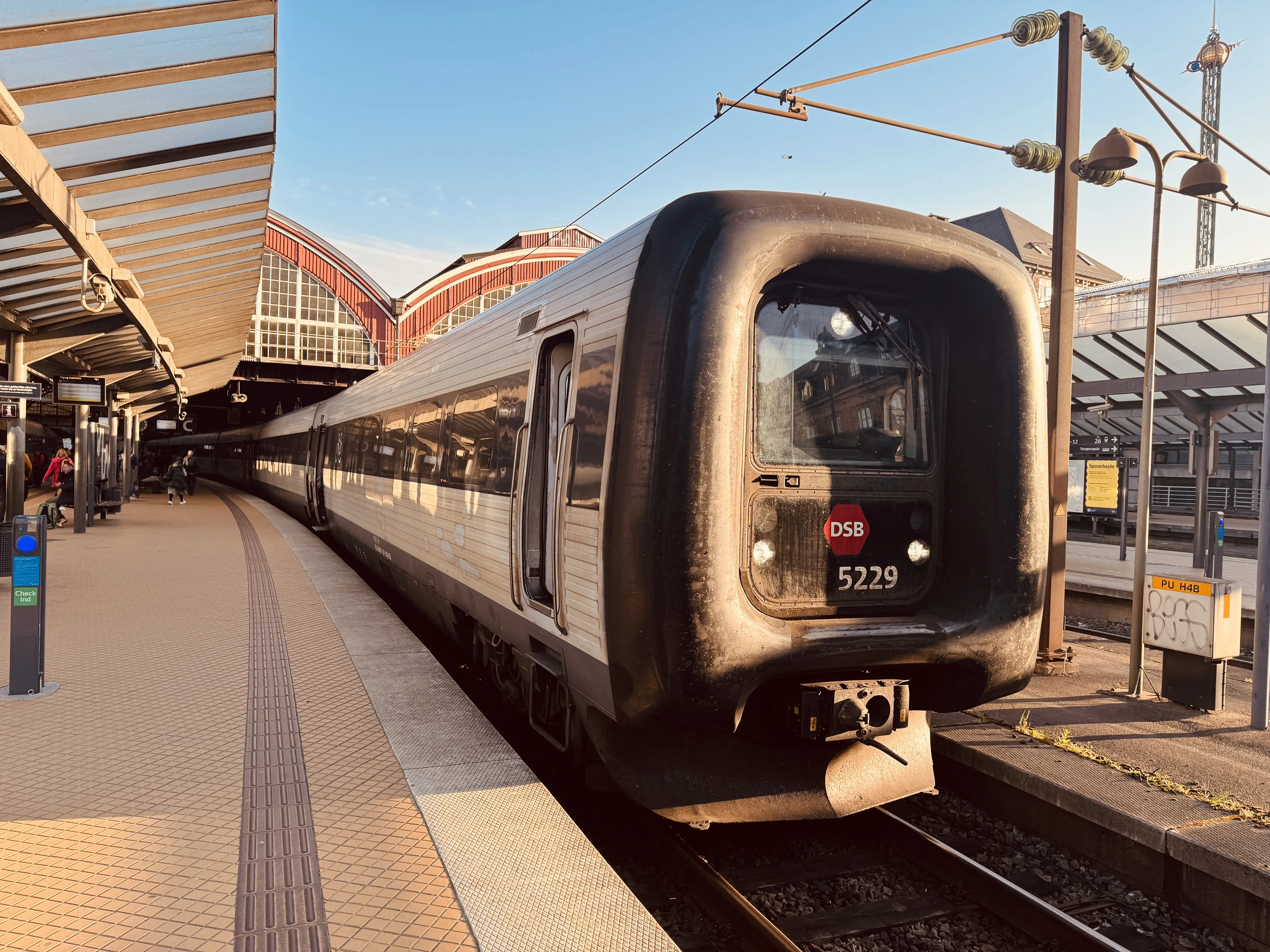 Billede af DSB MF 5029 fotograferet ud for København Hovedbanegård.