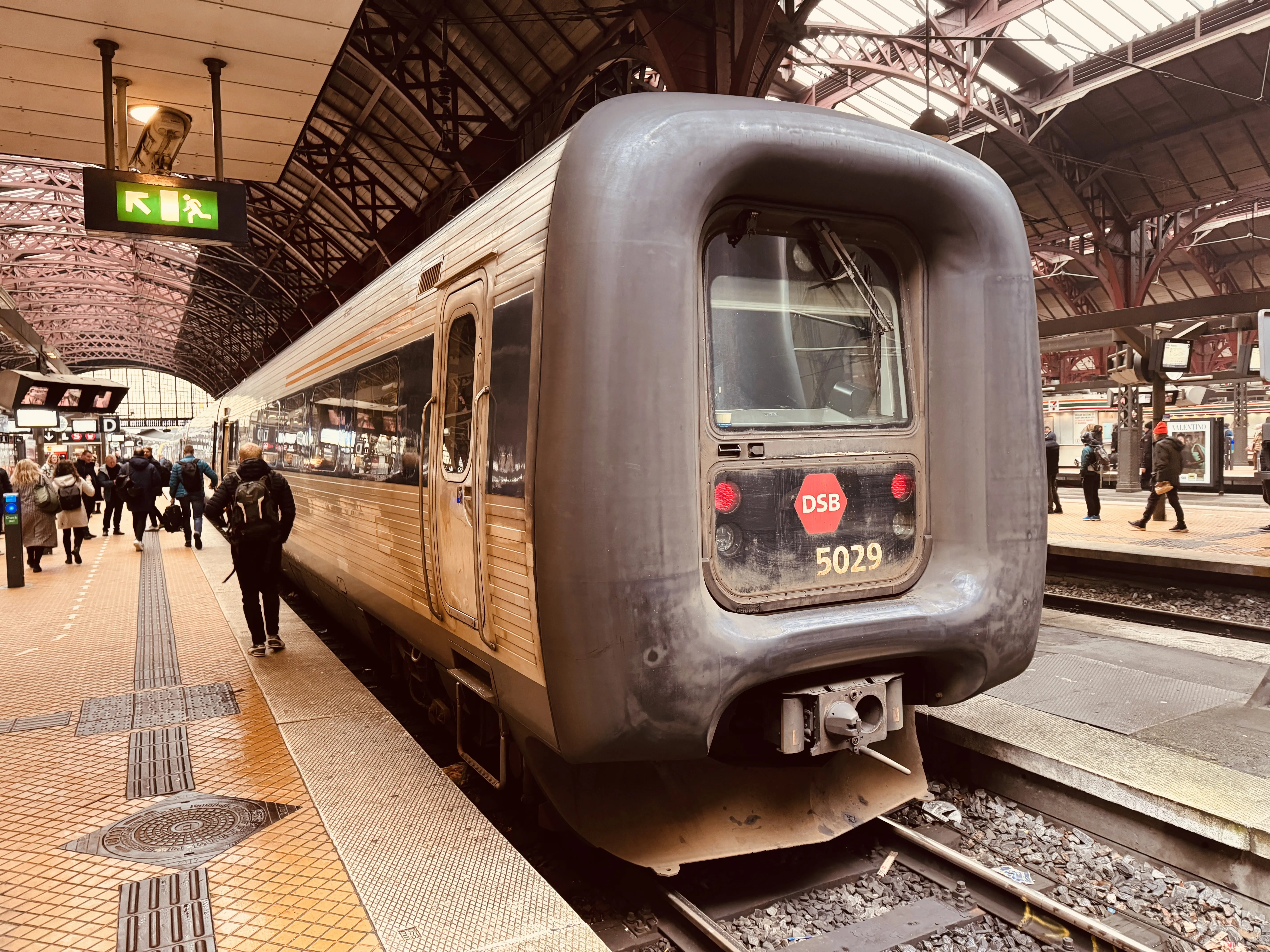 Billede af DSB MF 5029 fotograferet ud for København Hovedbanegård.