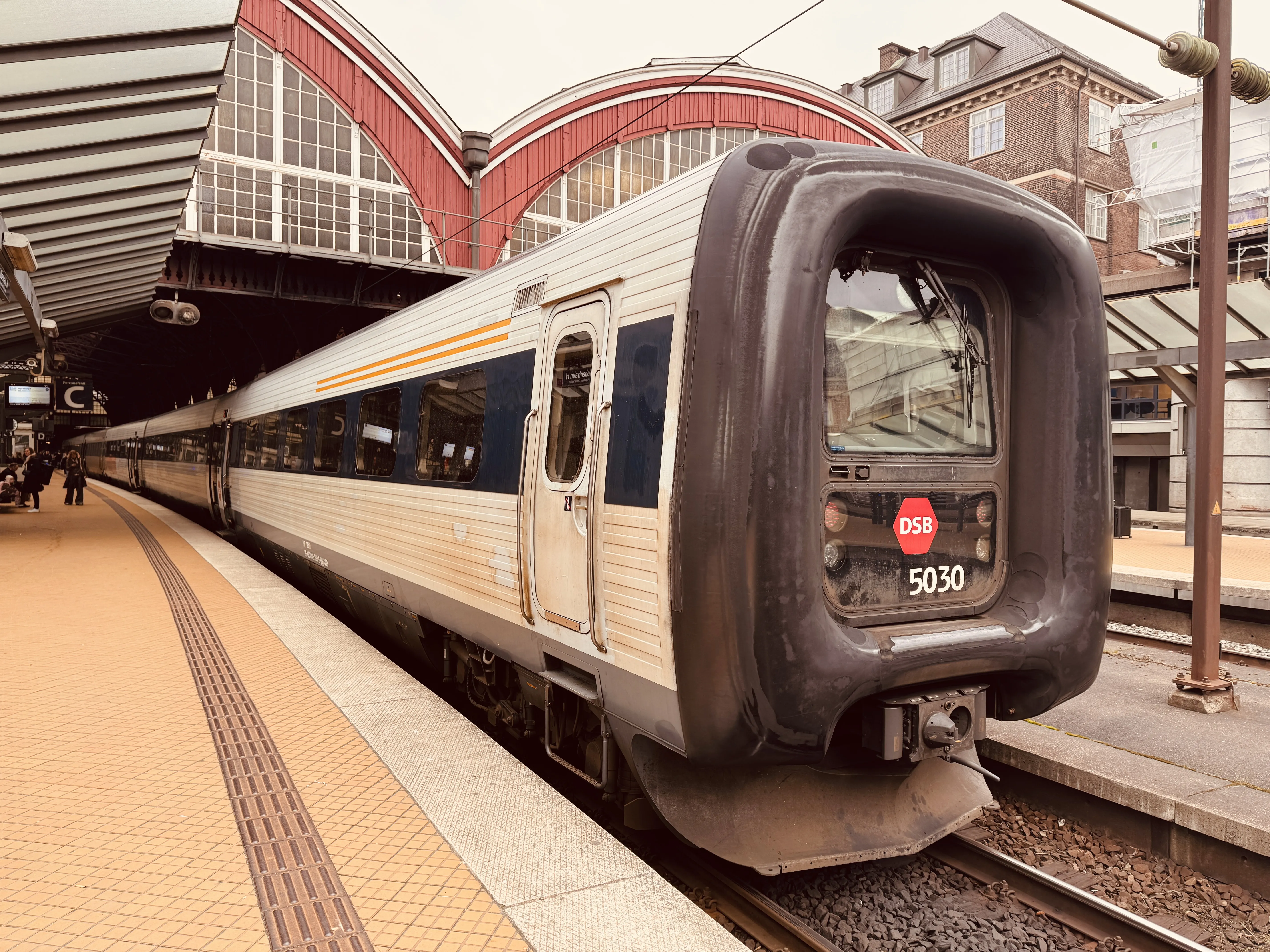 Billede af DSB MF 5030 fotograferet ud for København Hovedbanegård.