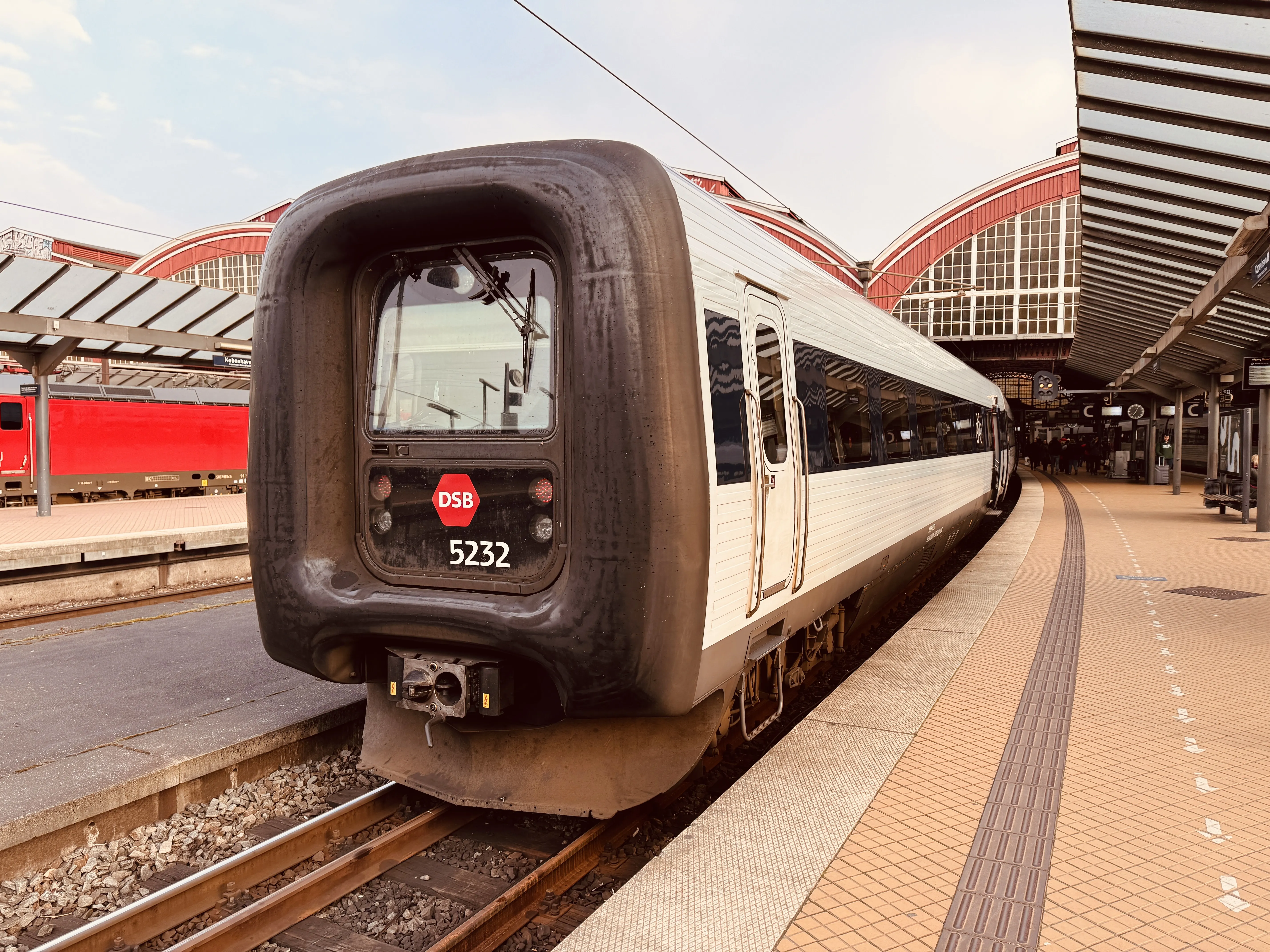 Billede af DSB MF 5032 fotograferet ud for København Hovedbanegård.