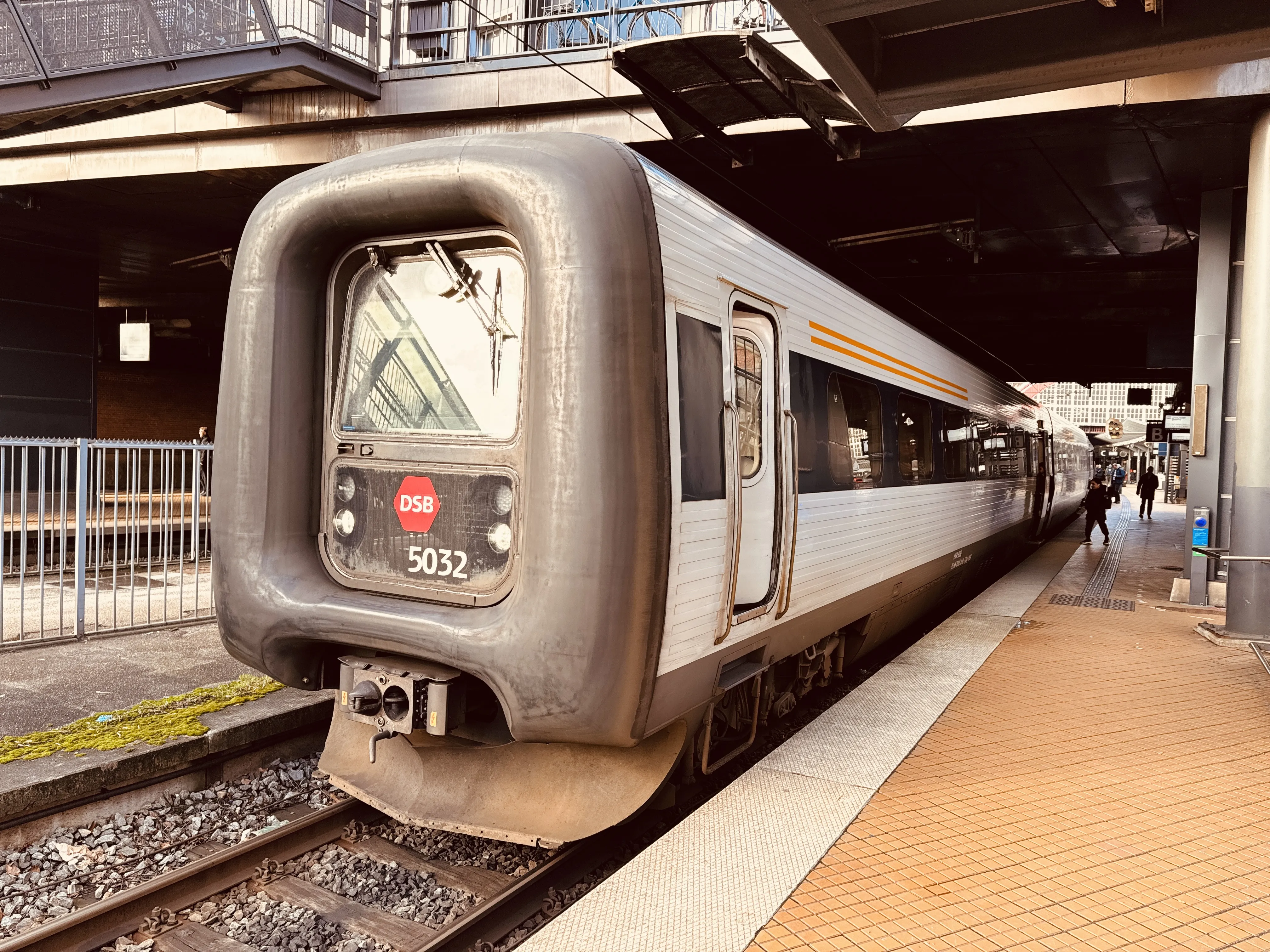 Billede af DSB MF 5032 fotograferet ud for København Hovedbanegård.