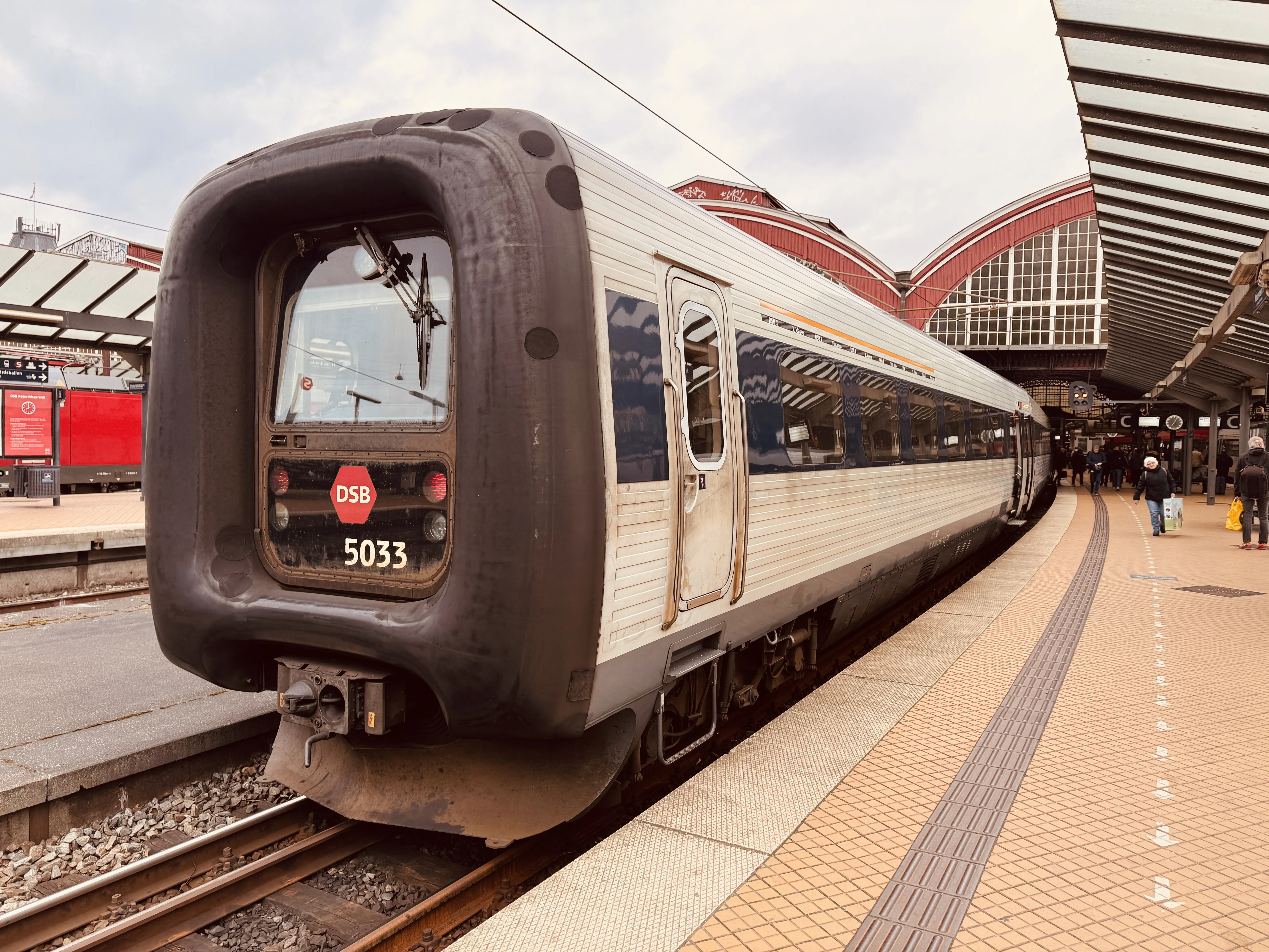 Billede af DSB MF 5033 fotograferet ud for København Hovedbanegård.