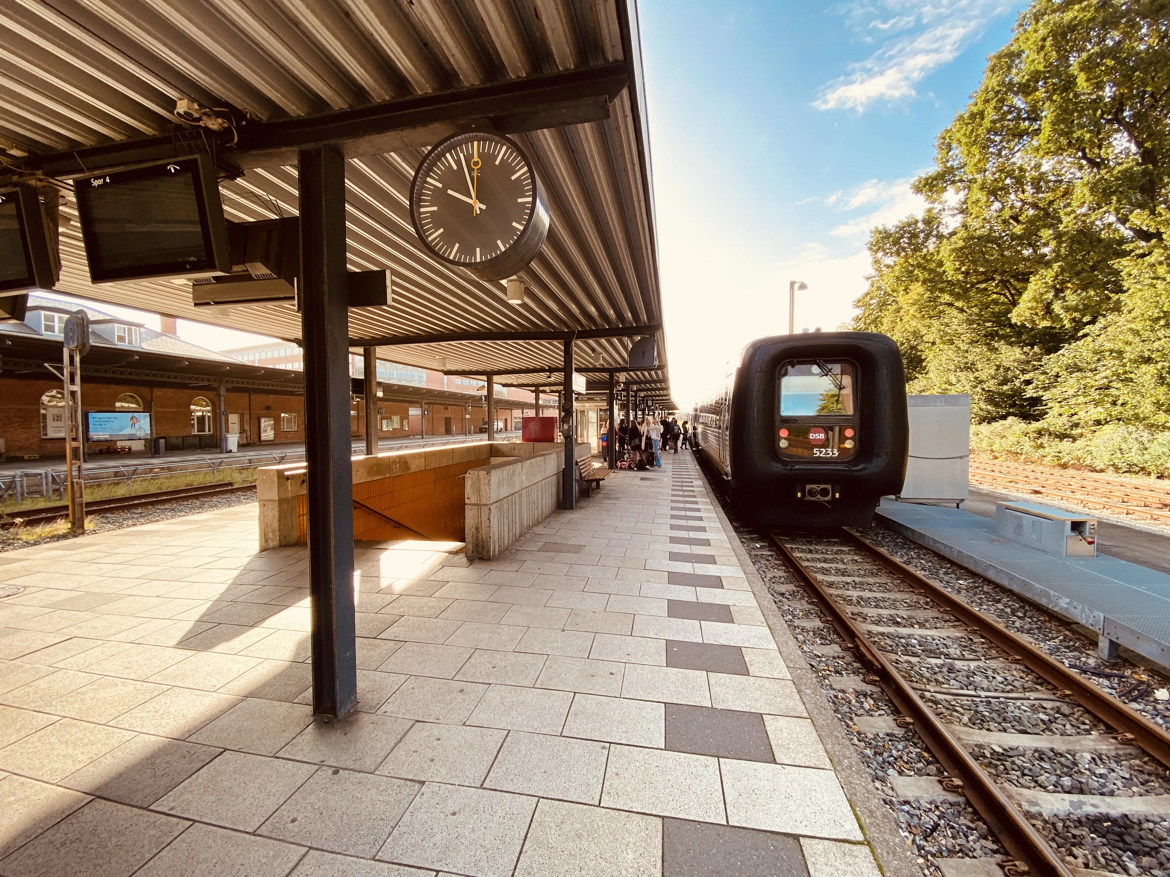 Billede af DSB MF 5033 fotograferet ud for Aalborg Station.