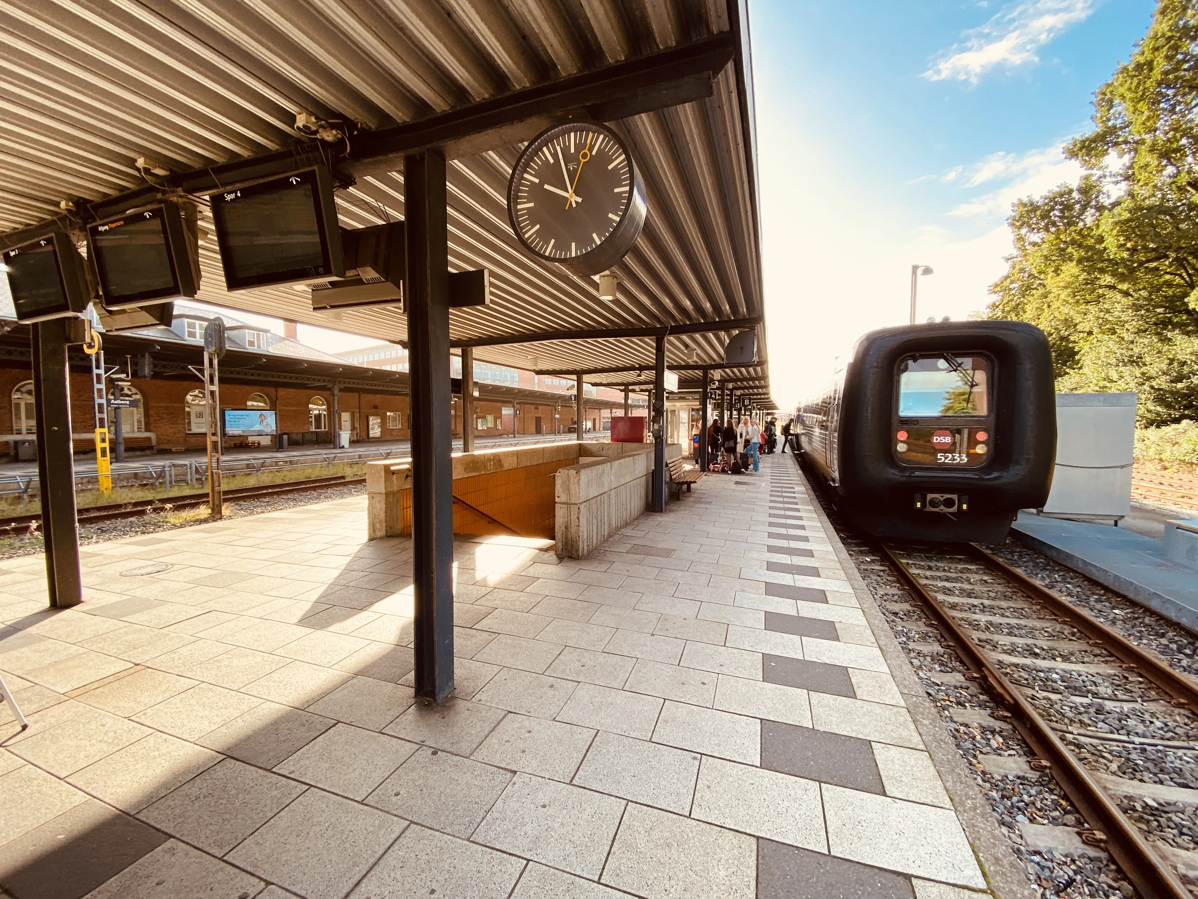 Billede af DSB MF 5033 fotograferet ud for Aalborg Station.