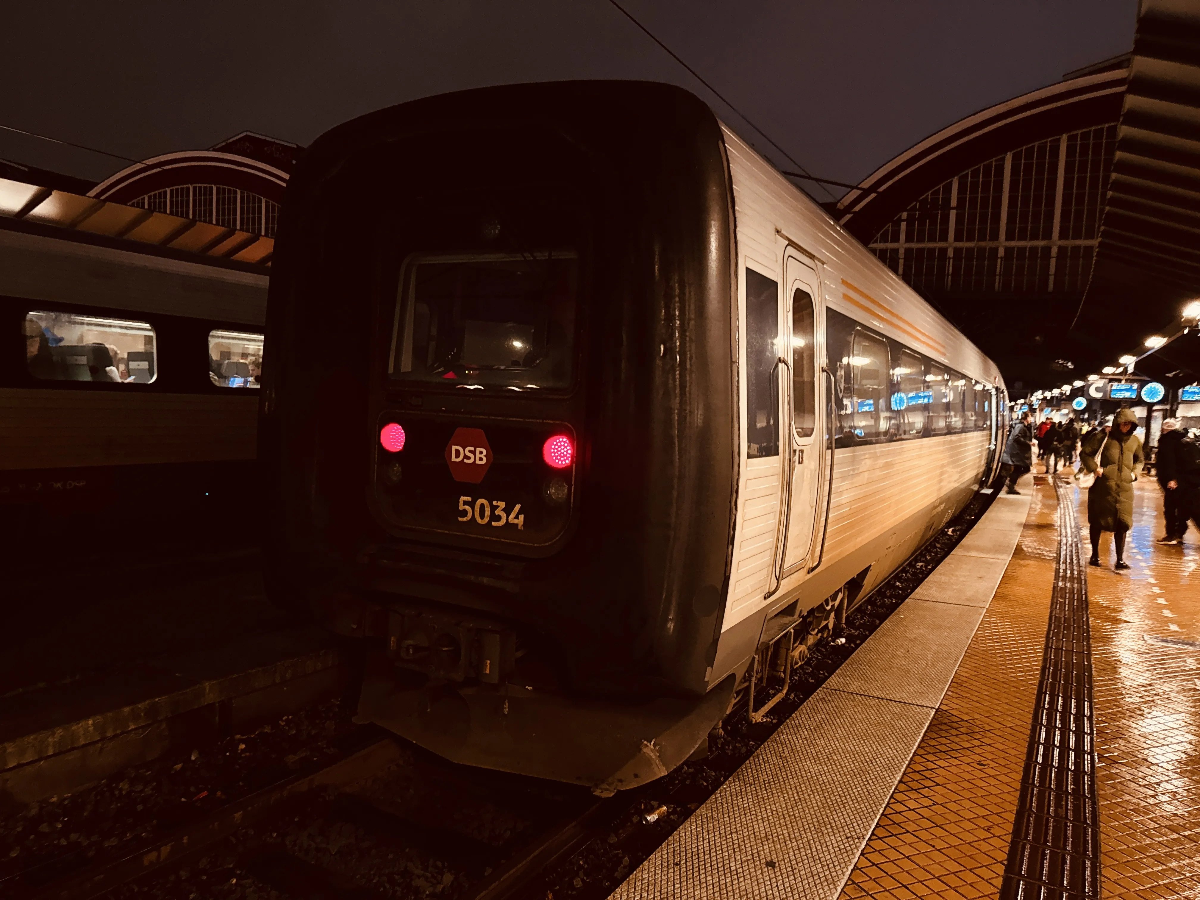 Billede af DSB MF 5034 fotograferet ud for København Hovedbanegård.