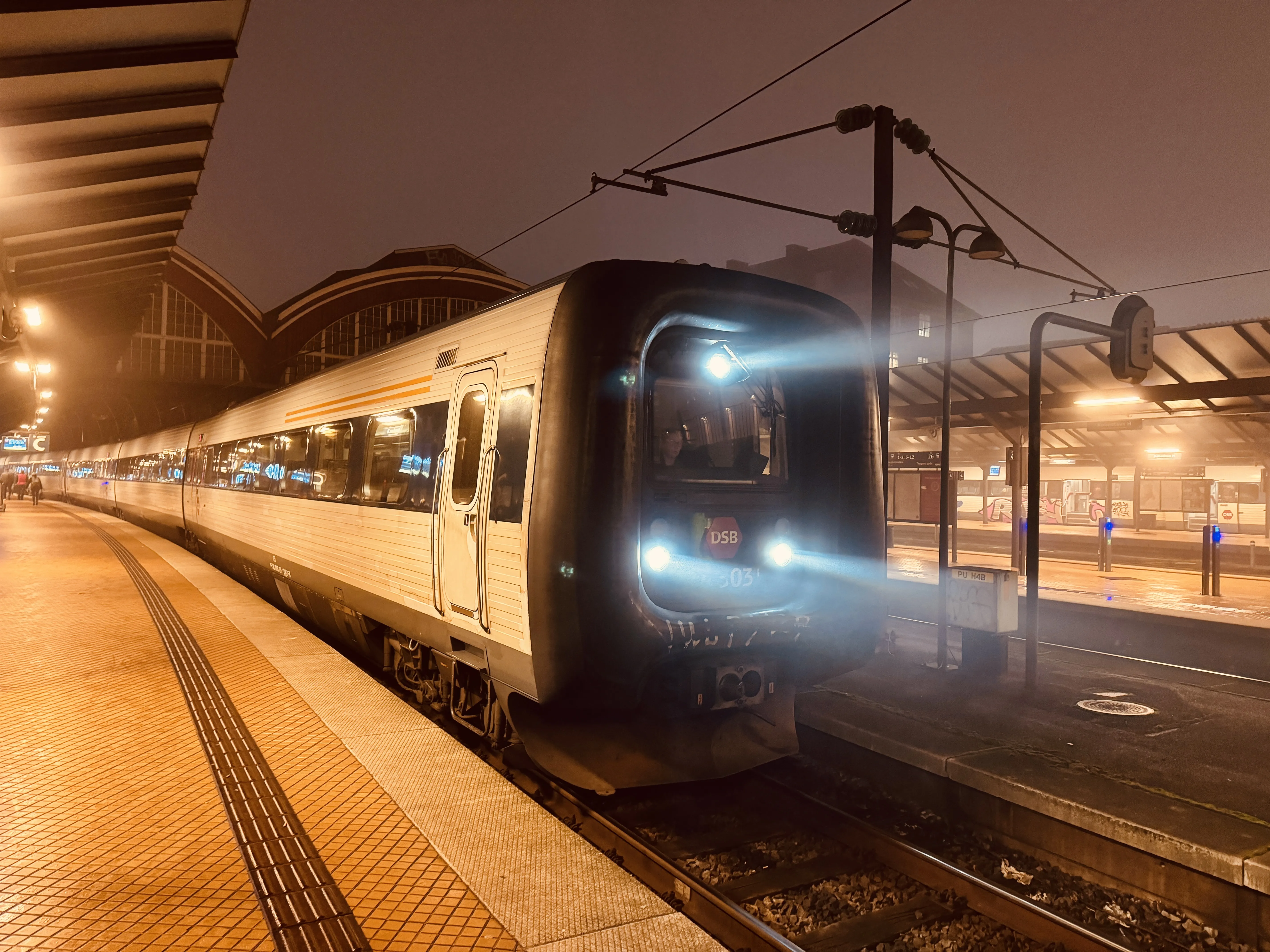 Billede af DSB MF 5035 fotograferet ud for København Hovedbanegård.