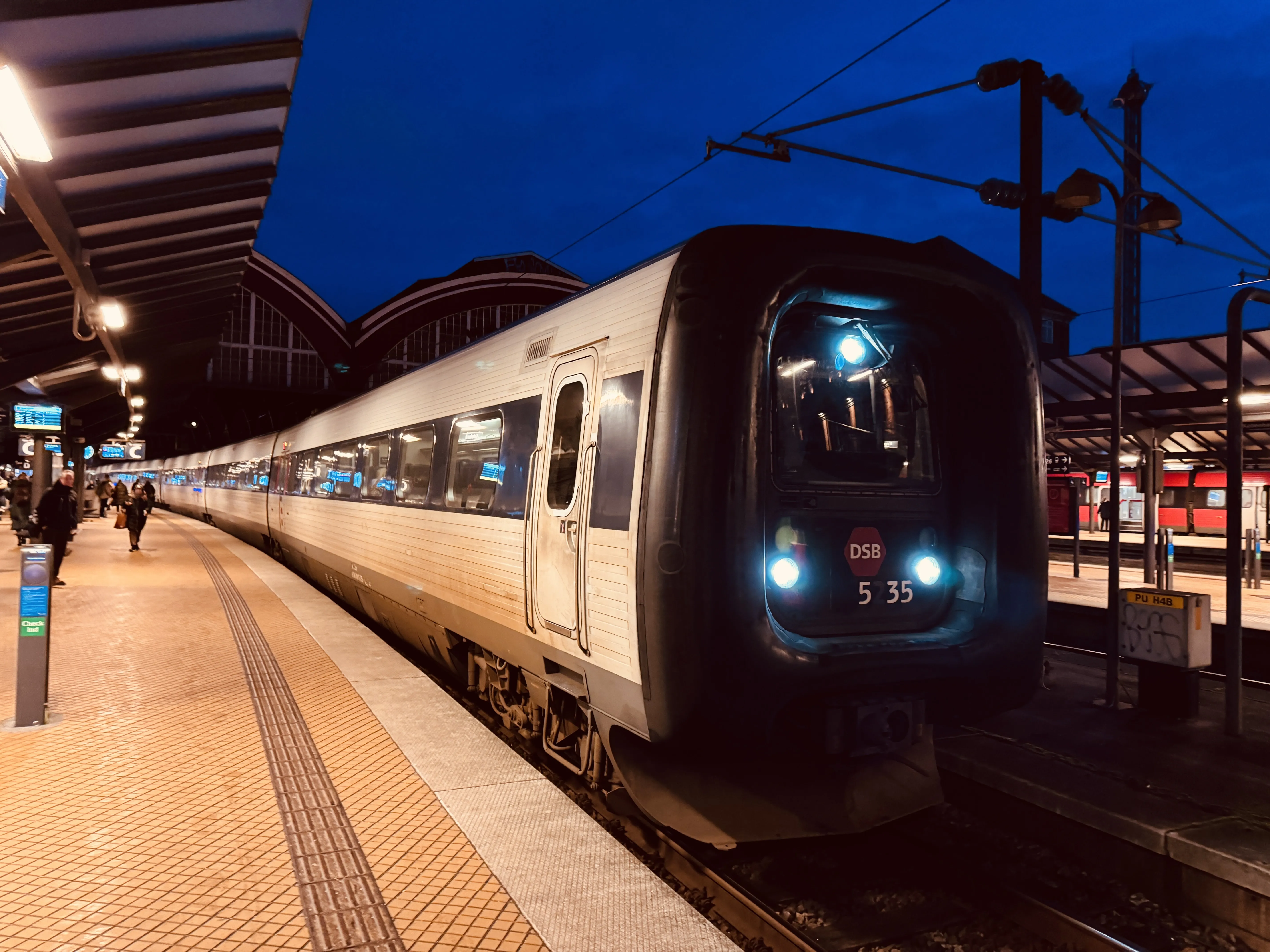 Billede af DSB MF 5035 fotograferet ud for København Hovedbanegård.