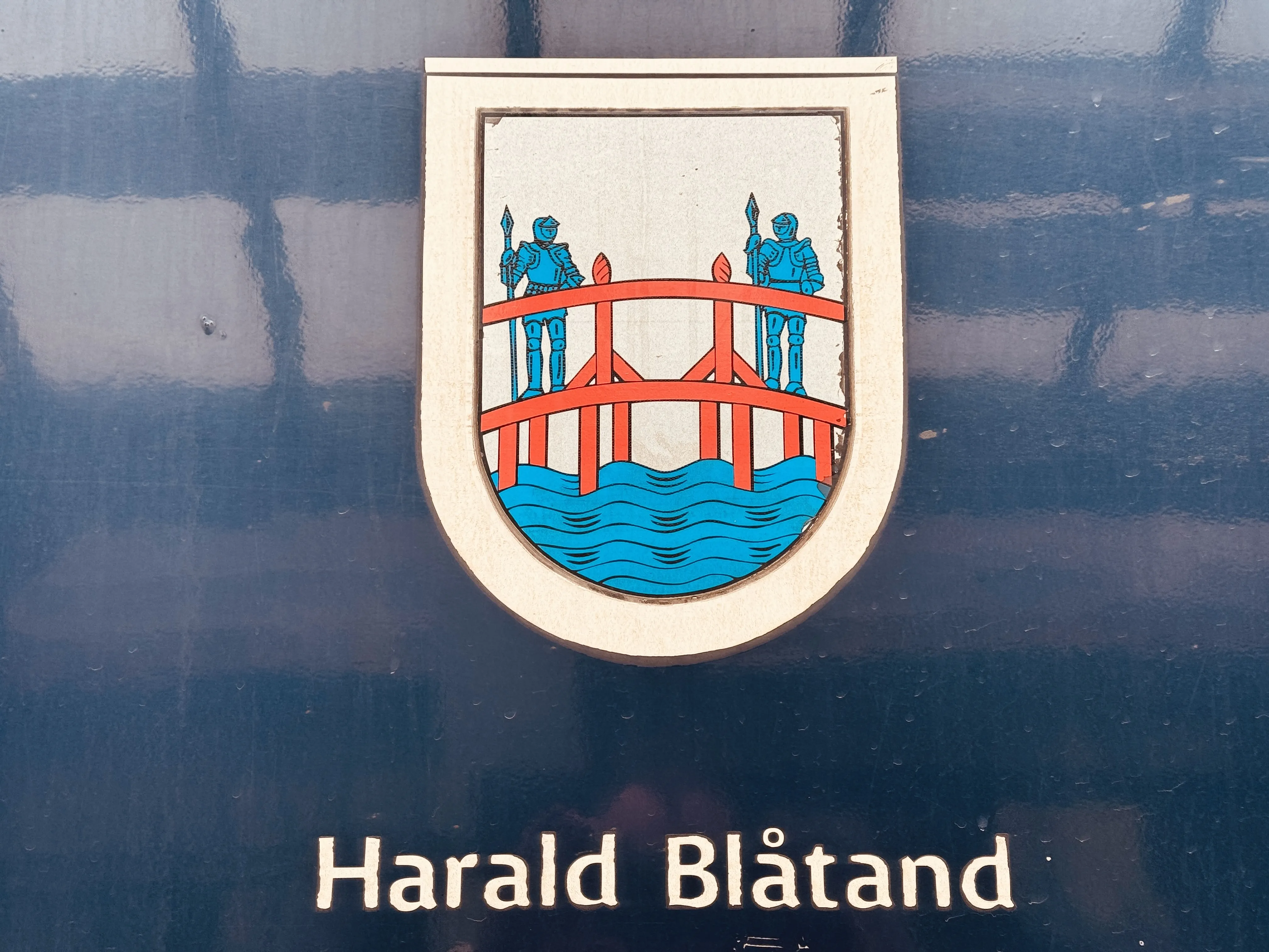 Billede af Hobros byvåben og navngivet "Harald Blåtand" på siden af DSB MF 5035 fotograferet ud for København Hovedbanegård.