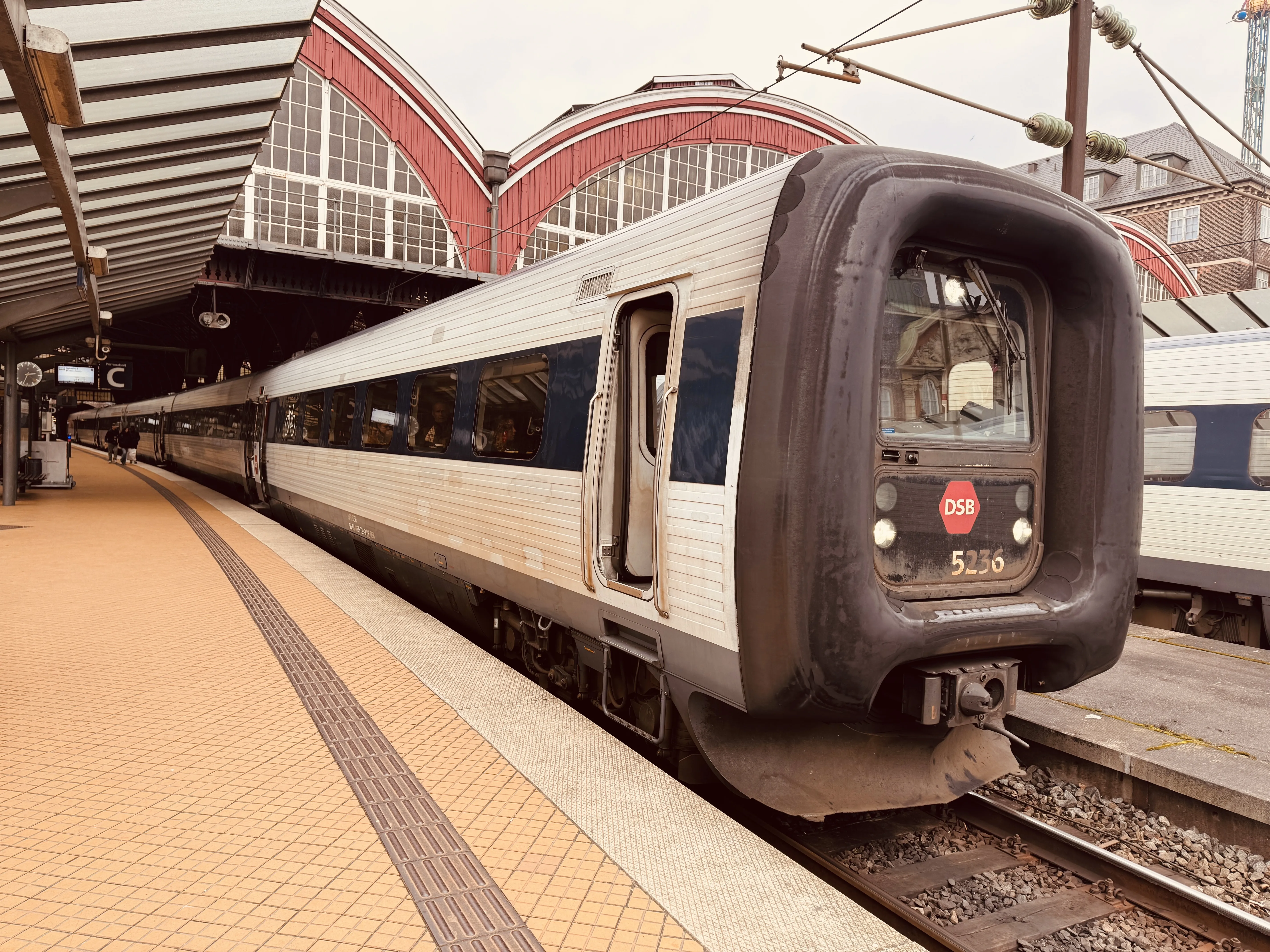 Billede af DSB MF 5036 fotograferet ud for København Hovedbanegård.