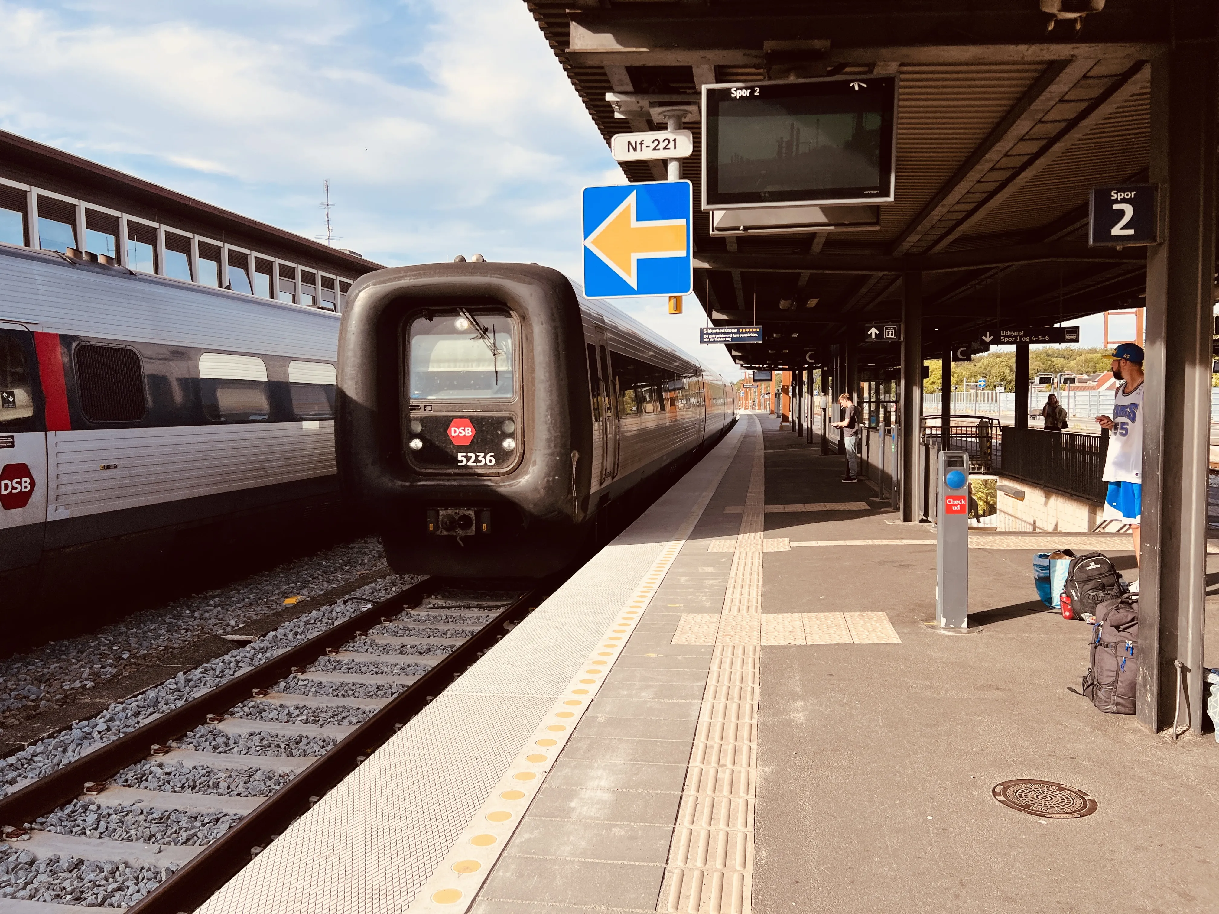 Billede af DSB MF 5036 fotograferet ud for Nykøbing Falster Station.