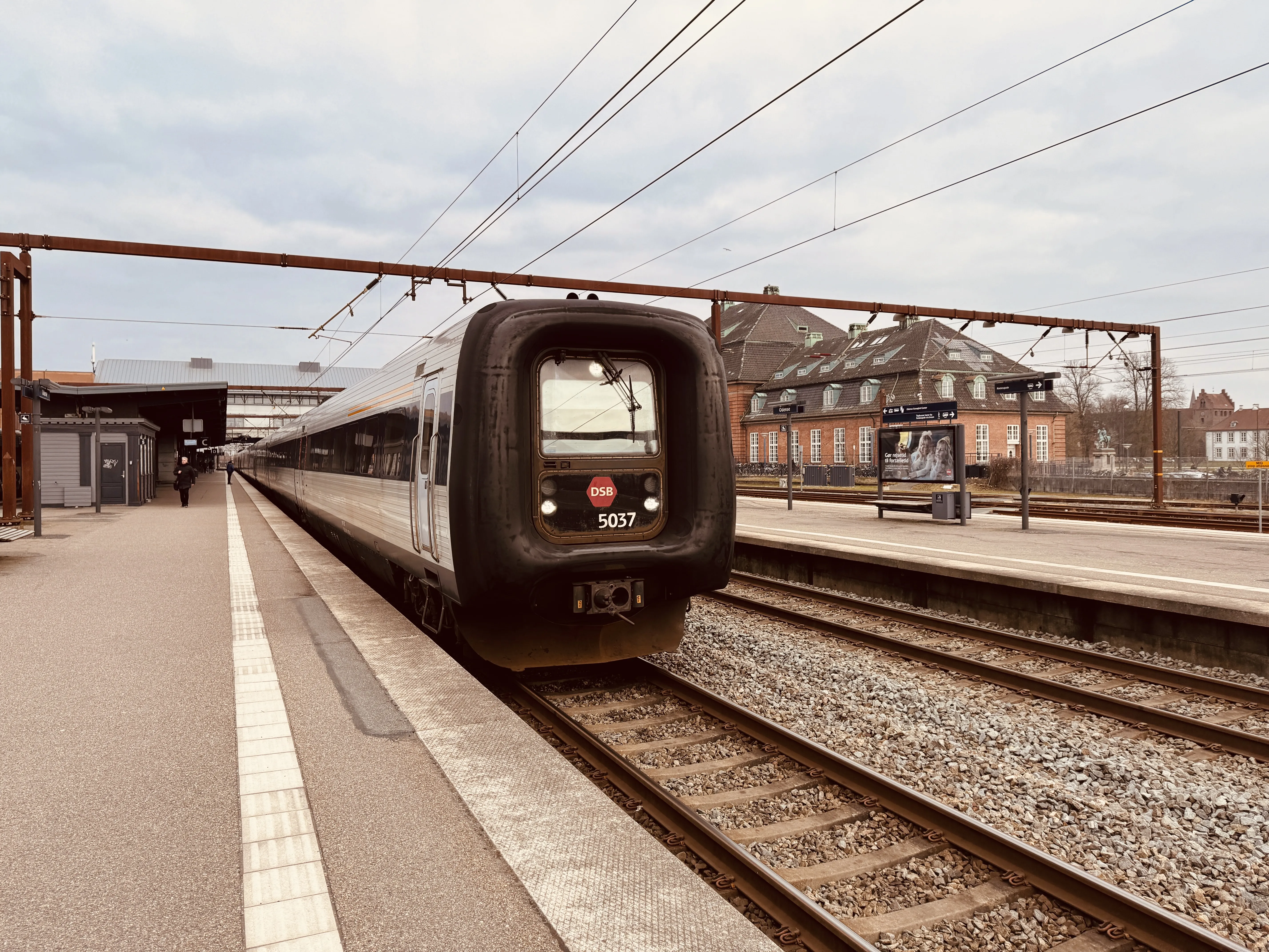 Billede af DSB MF 5037 fotograferet ud for Odense Banegård Center.