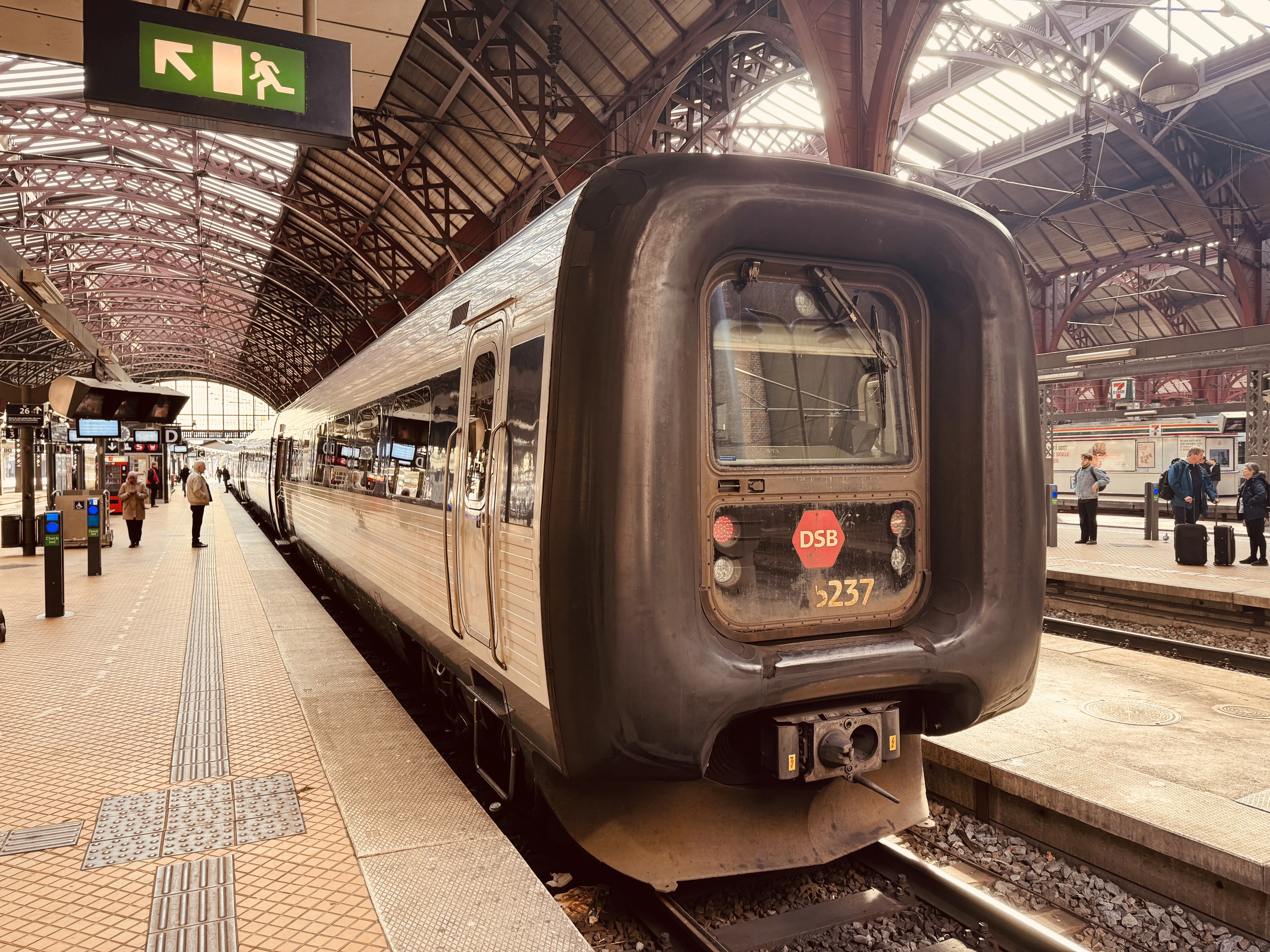 Billede af DSB MF 5037 fotograferet ud for København Hovedbanegård.