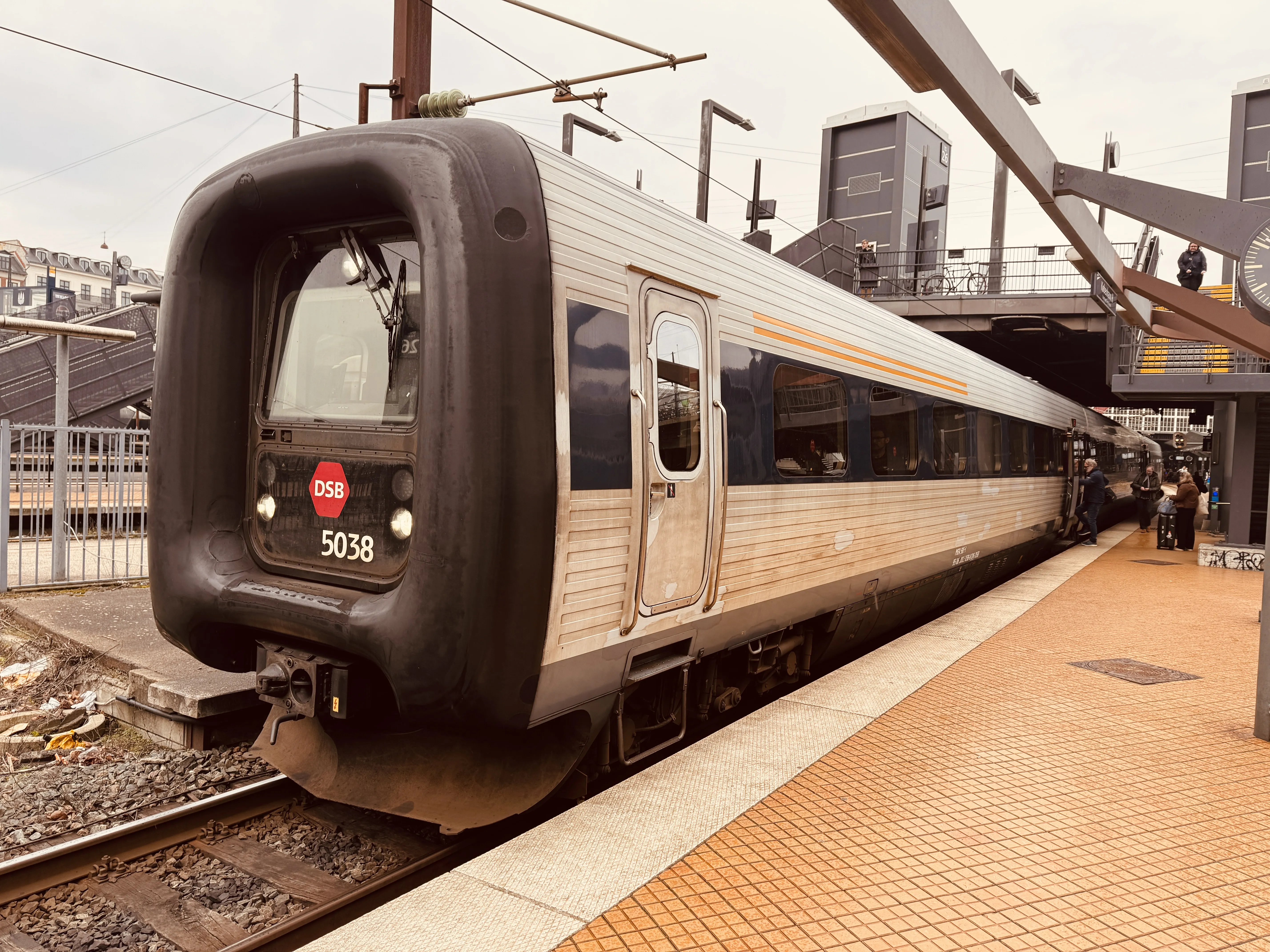 Billede af DSB MF 5038 fotograferet ud for København Hovedbanegård.