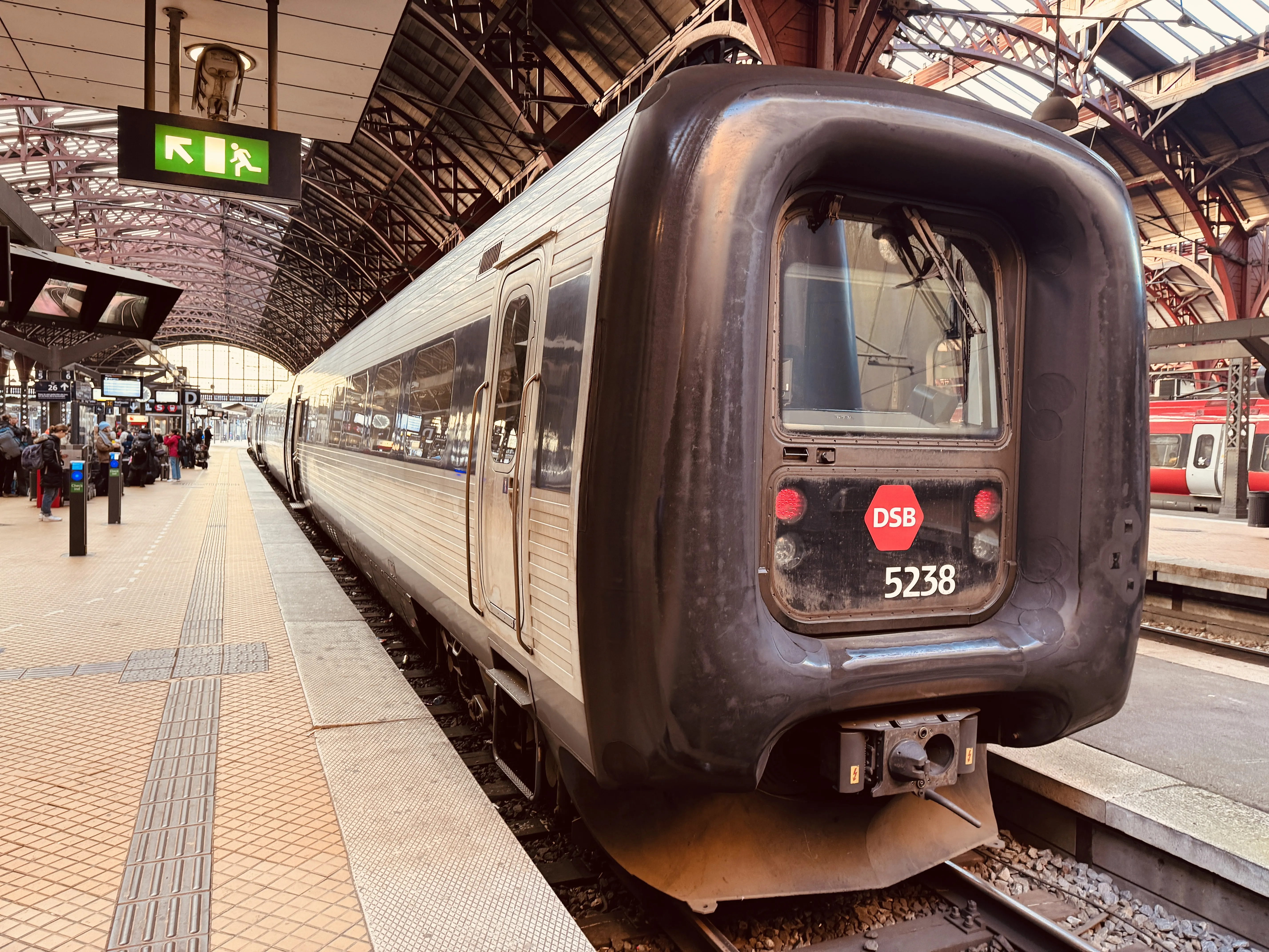 Billede af DSB MF 5038 fotograferet ud for København Hovedbanegård.