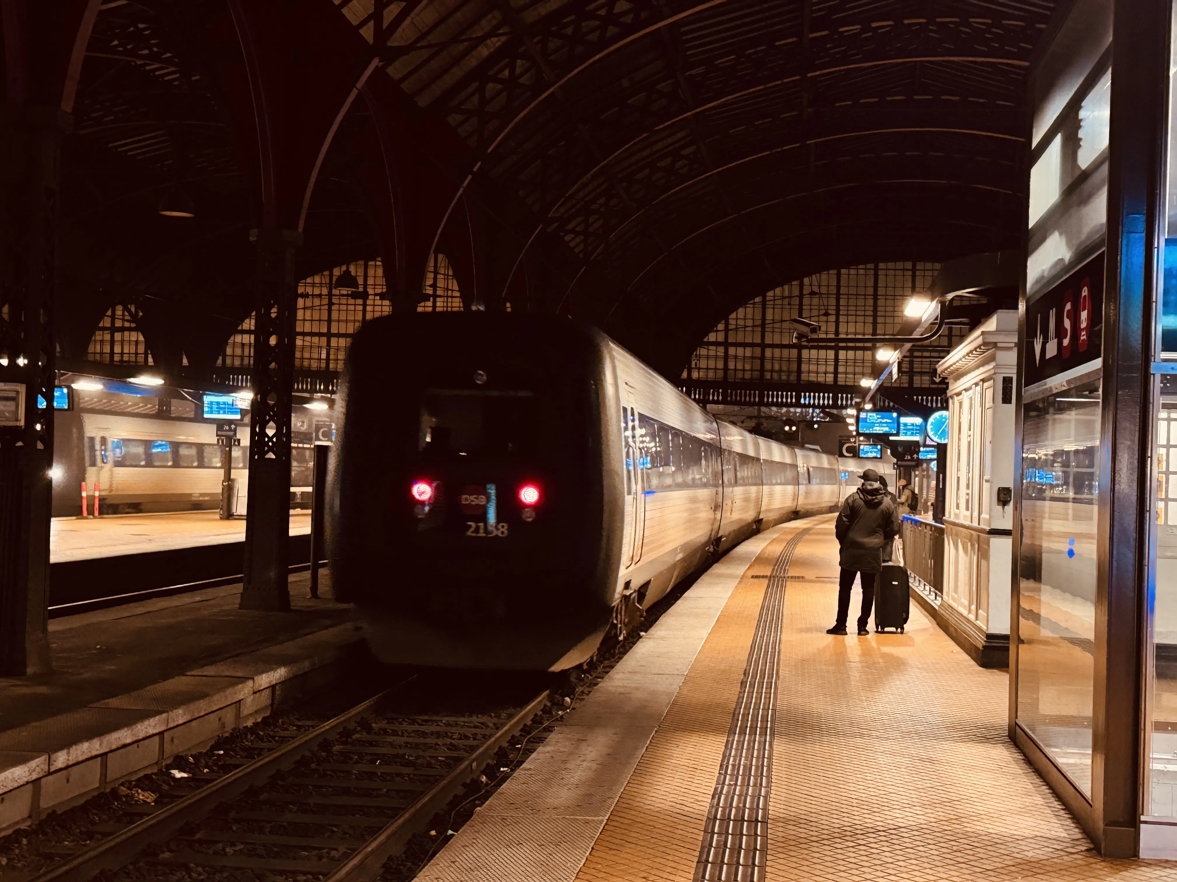 Billede af DSB MF 5038 fotograferet ud for København Hovedbanegård.