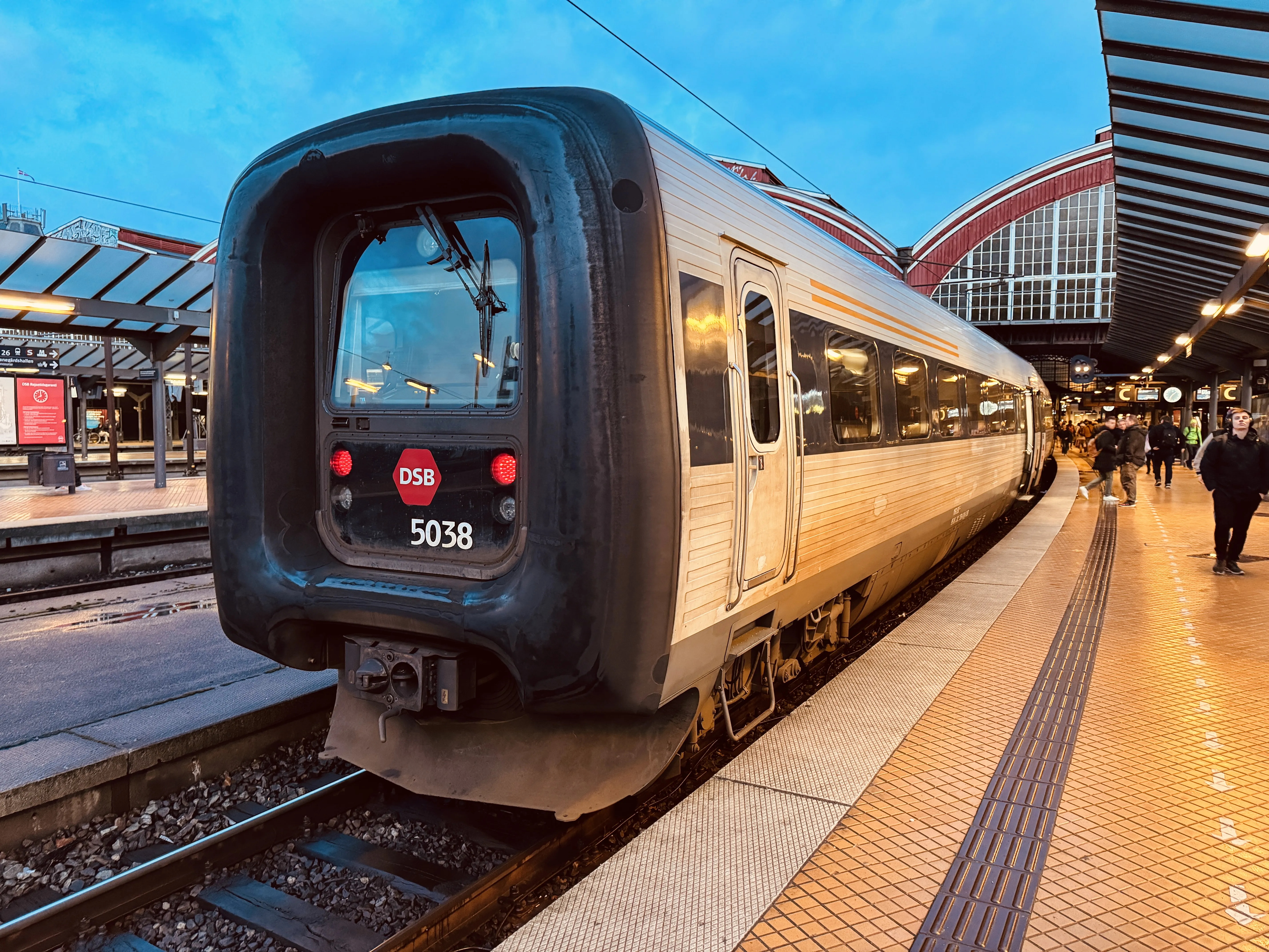 Billede af DSB MF 5038 fotograferet ud for København Hovedbanegård.