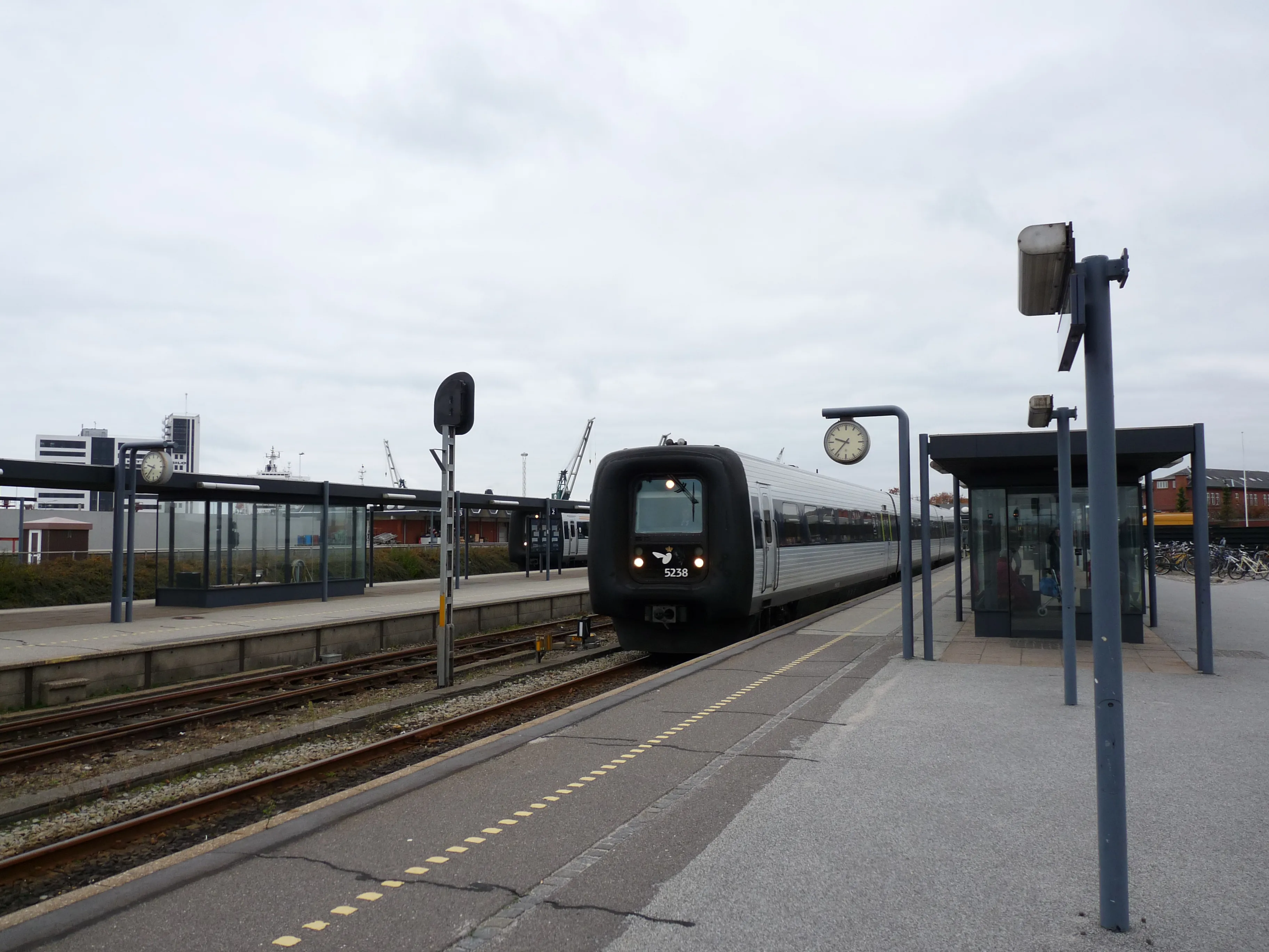 Billede af DSB MF 5038 fotograferet ud for Frederikshavn Station.