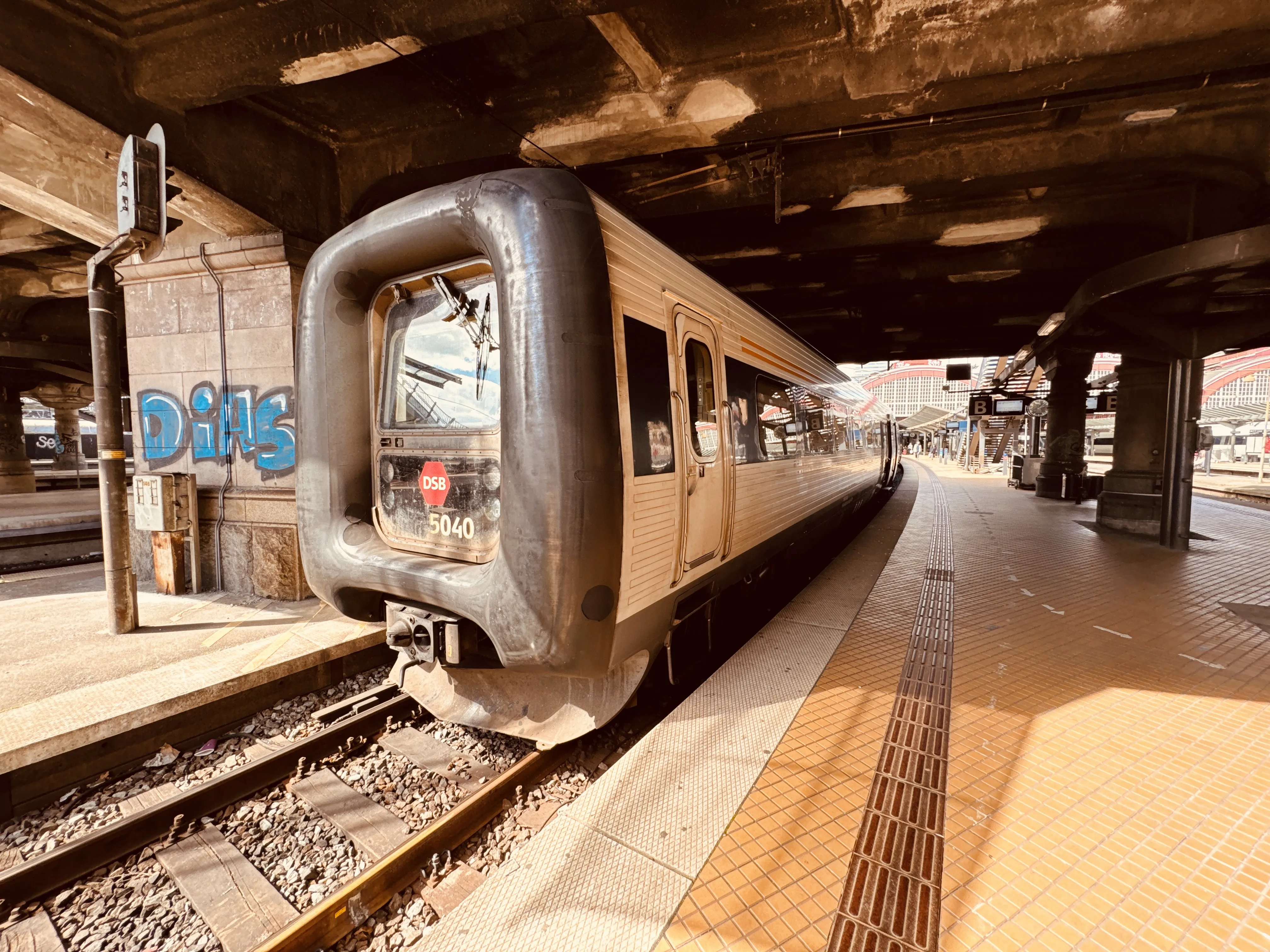 Billede af DSB MF 5040 fotograferet ud for København Hovedbanegård.