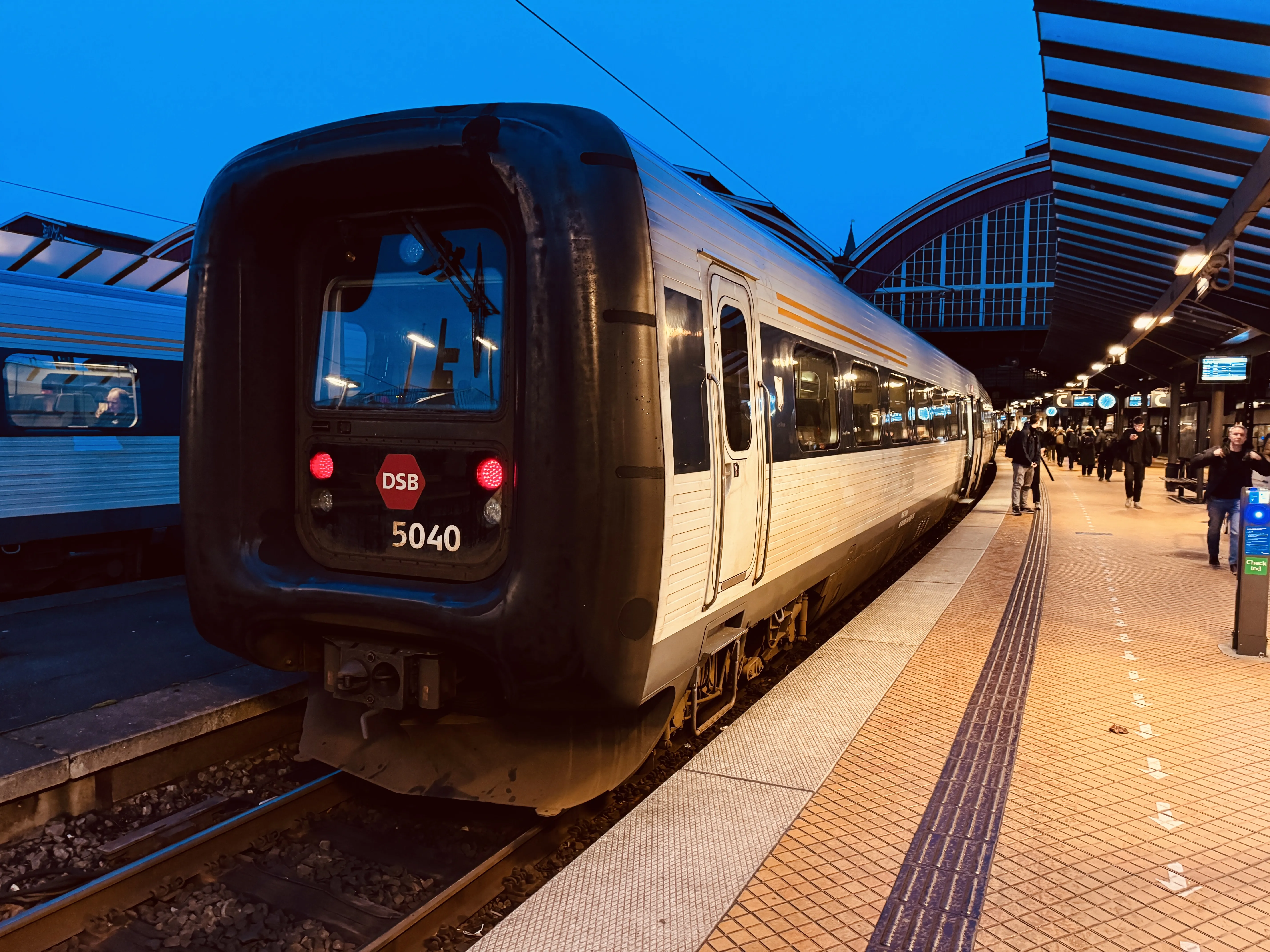 Billede af DSB MF 5040 fotograferet ud for København Hovedbanegård.