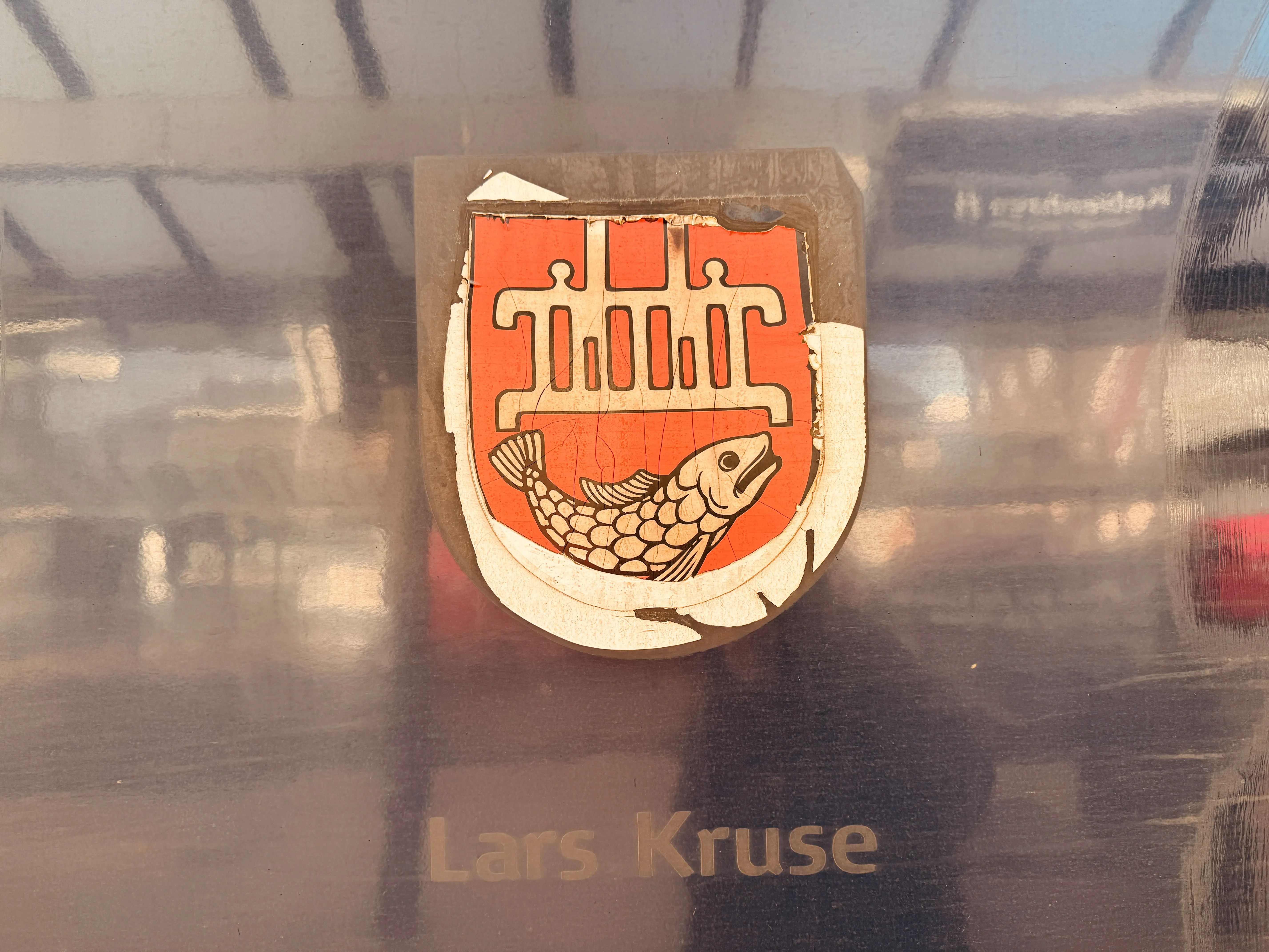 Billede af Skagens byvåben og navngivet "Lars Kruse" på siden af DSB MF 5040 fotograferet ud for København Hovedbanegård.