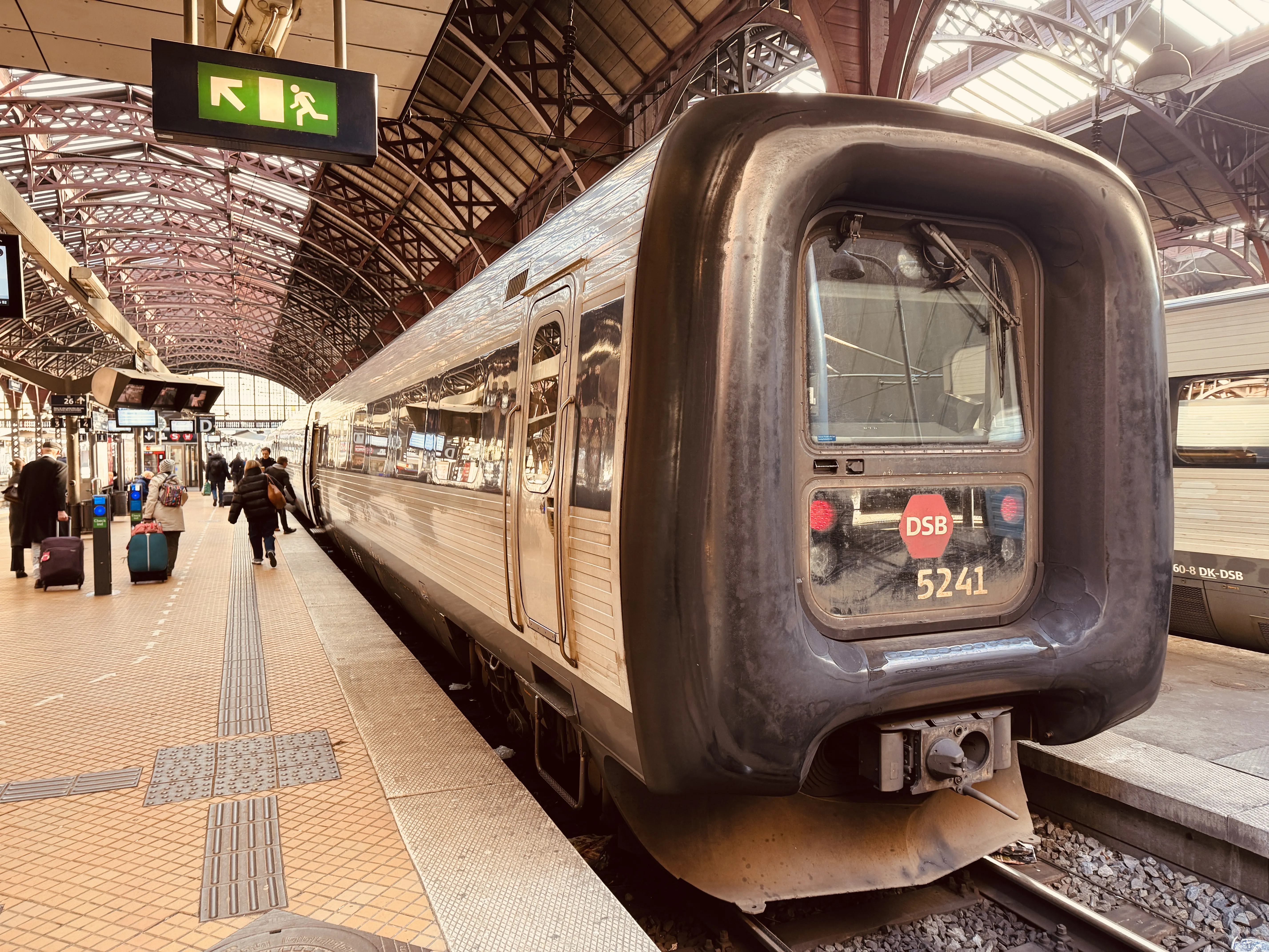 Billede af DSB MF 5041 fotograferet ud for København Hovedbanegård.