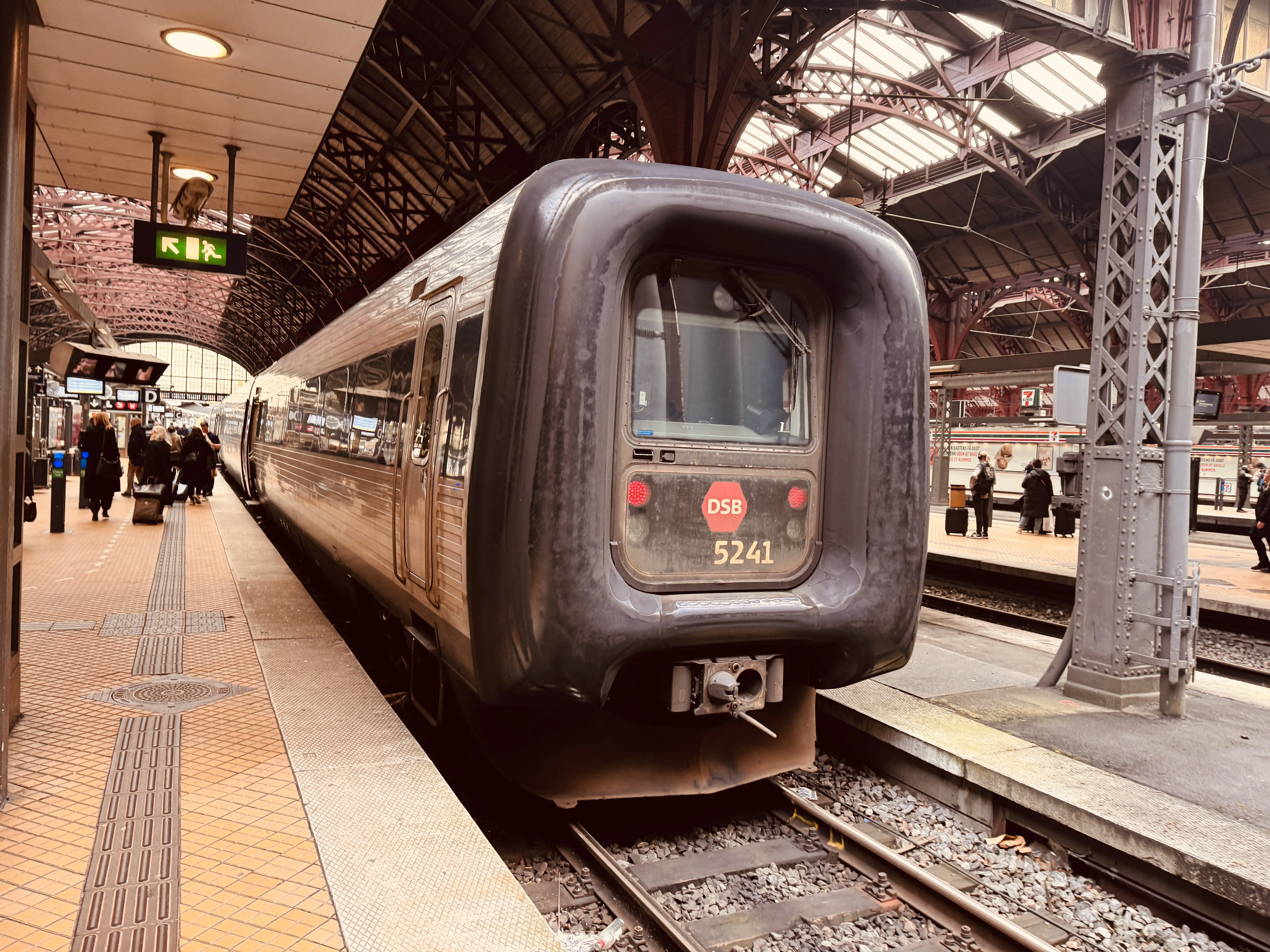 Billede af DSB MF 5041 fotograferet ud for København Hovedbanegård.