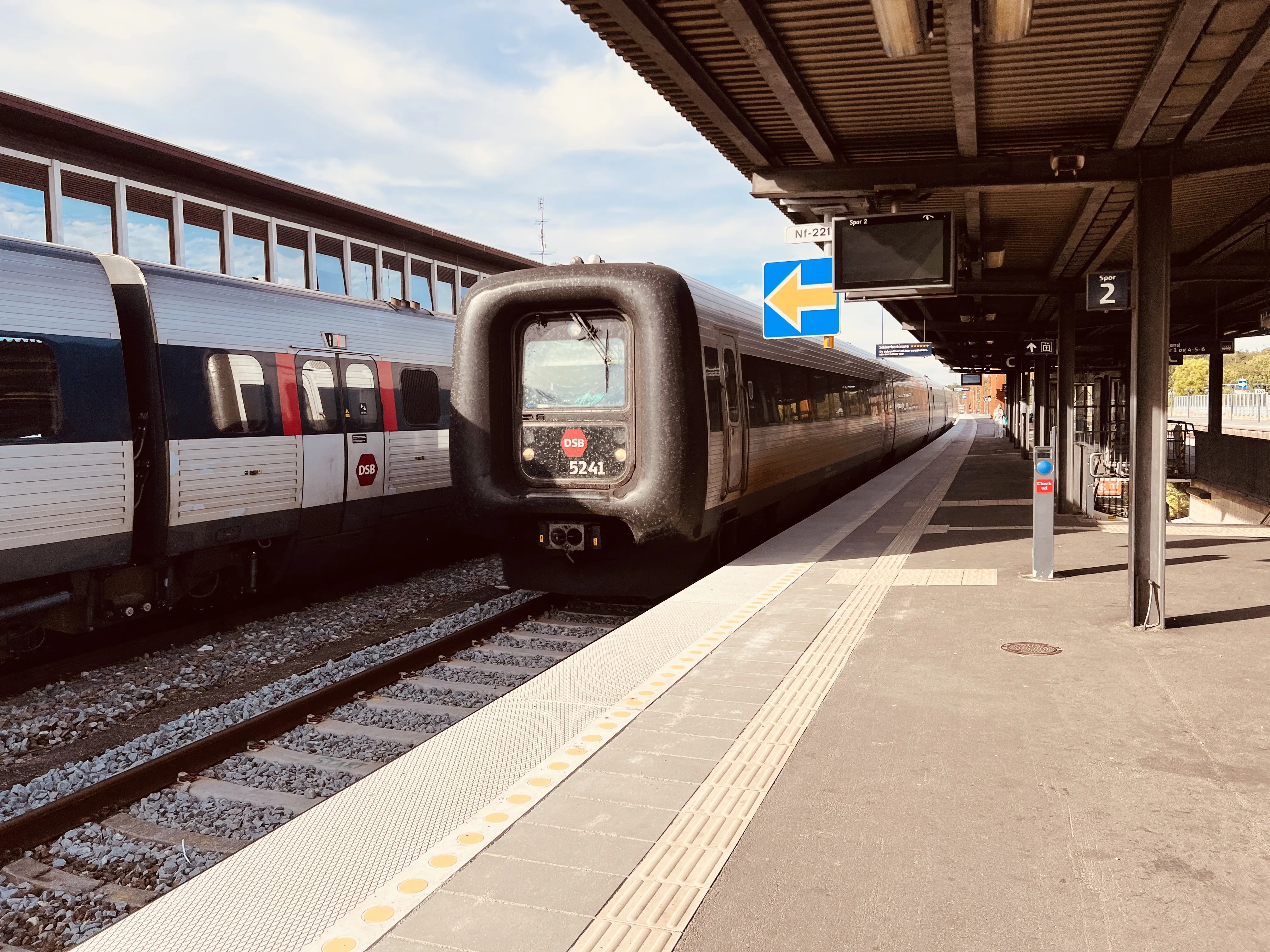 Billede af DSB MF 5041 fotograferet ud for Nykøbing Falster Station.