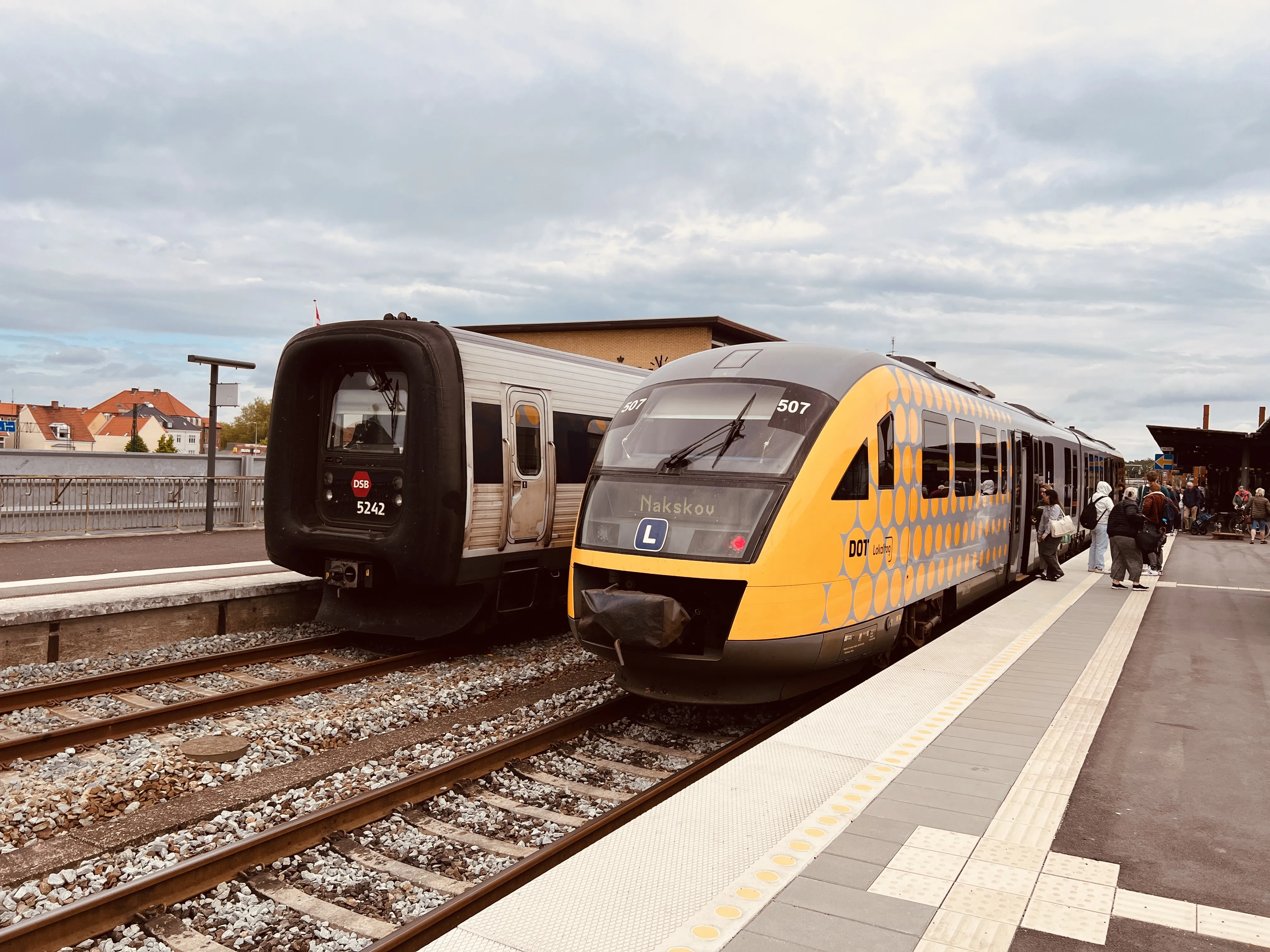 Billede af DSB MF 5042 fotograferet ud for Nykøbing Falster Station.