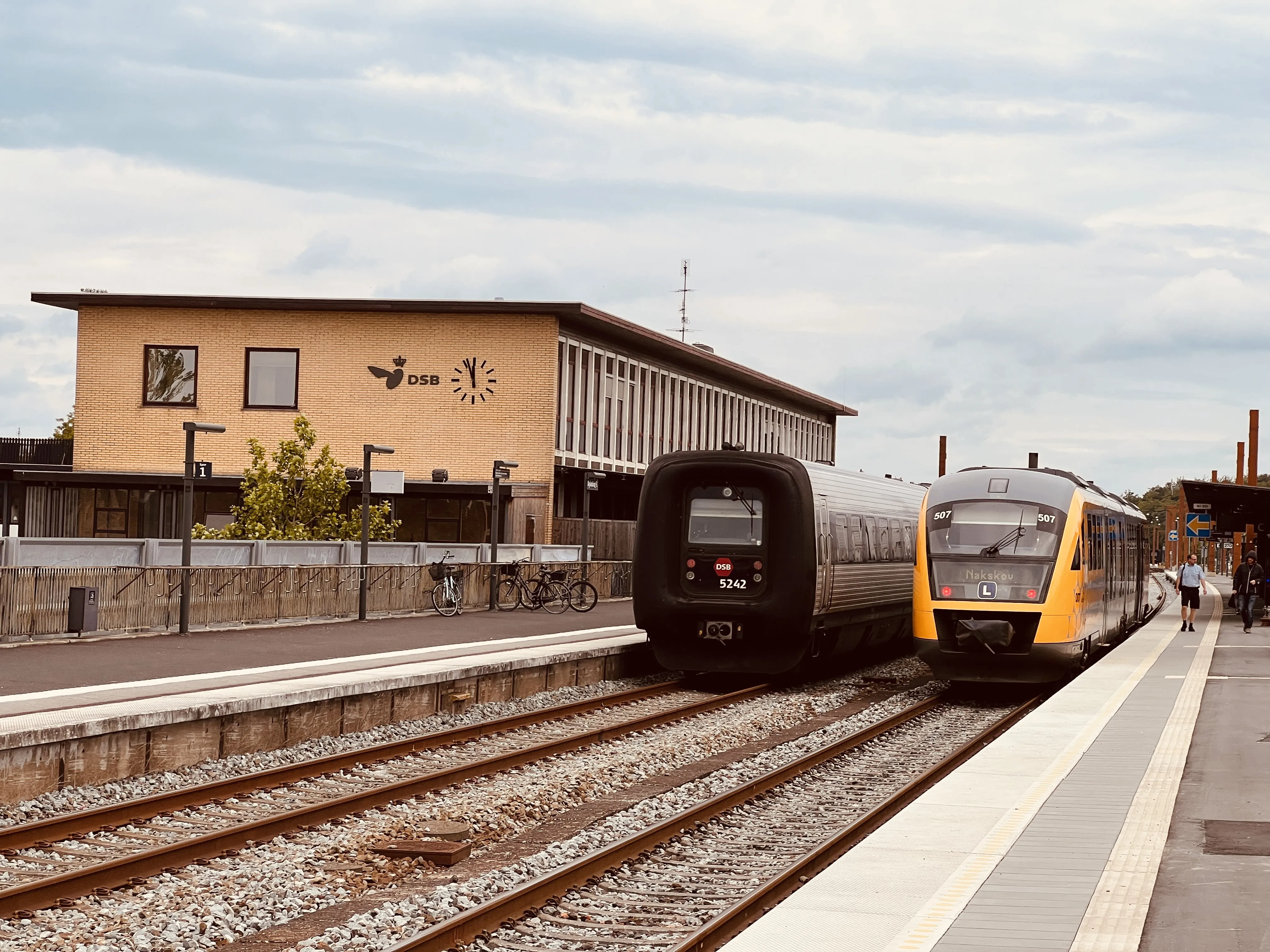 Billede af DSB MF 5042 fotograferet ud for Nykøbing Falster Station.