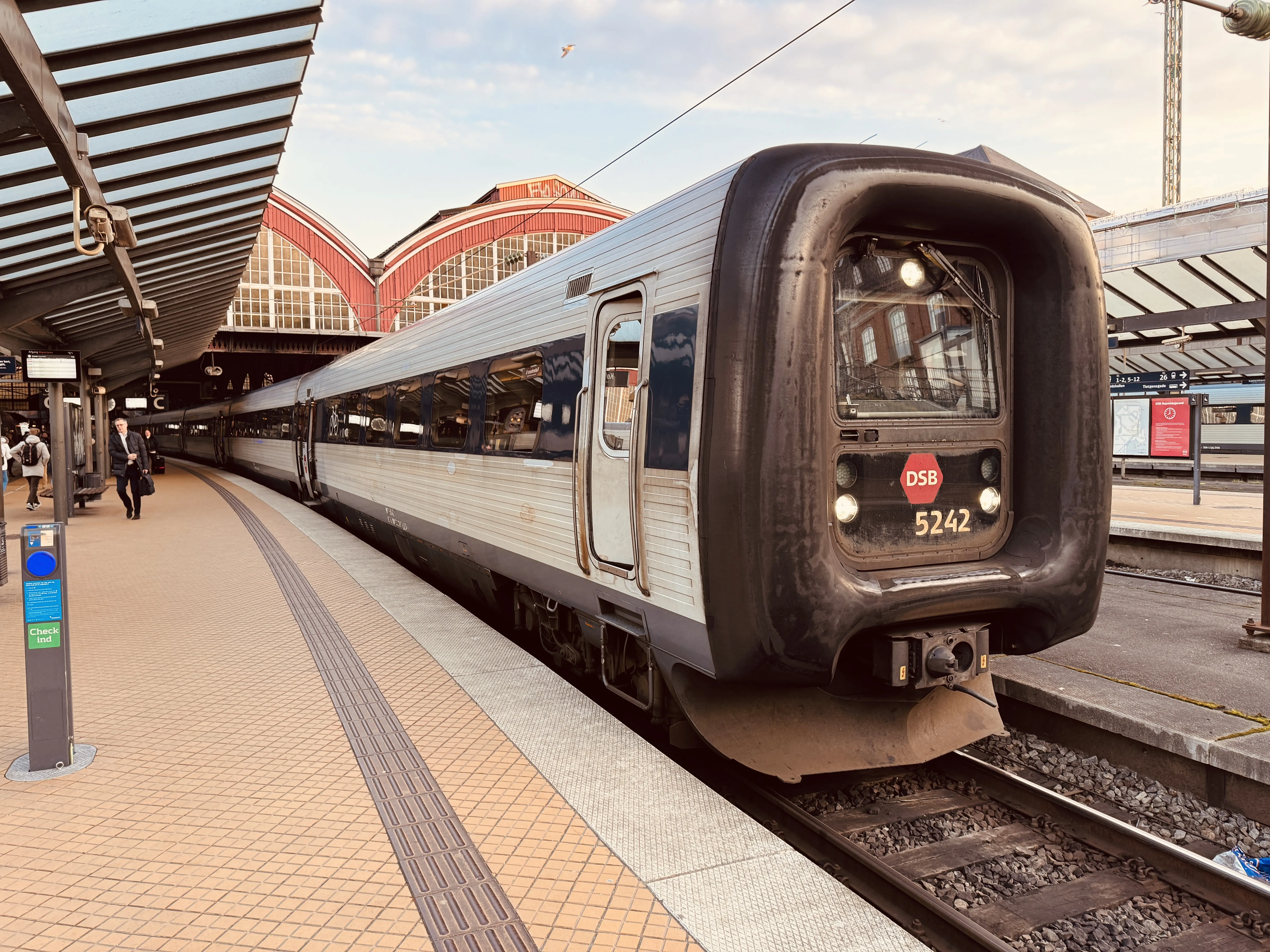 Billede af DSB MF 5042 fotograferet ud for København Hovedbanegård.