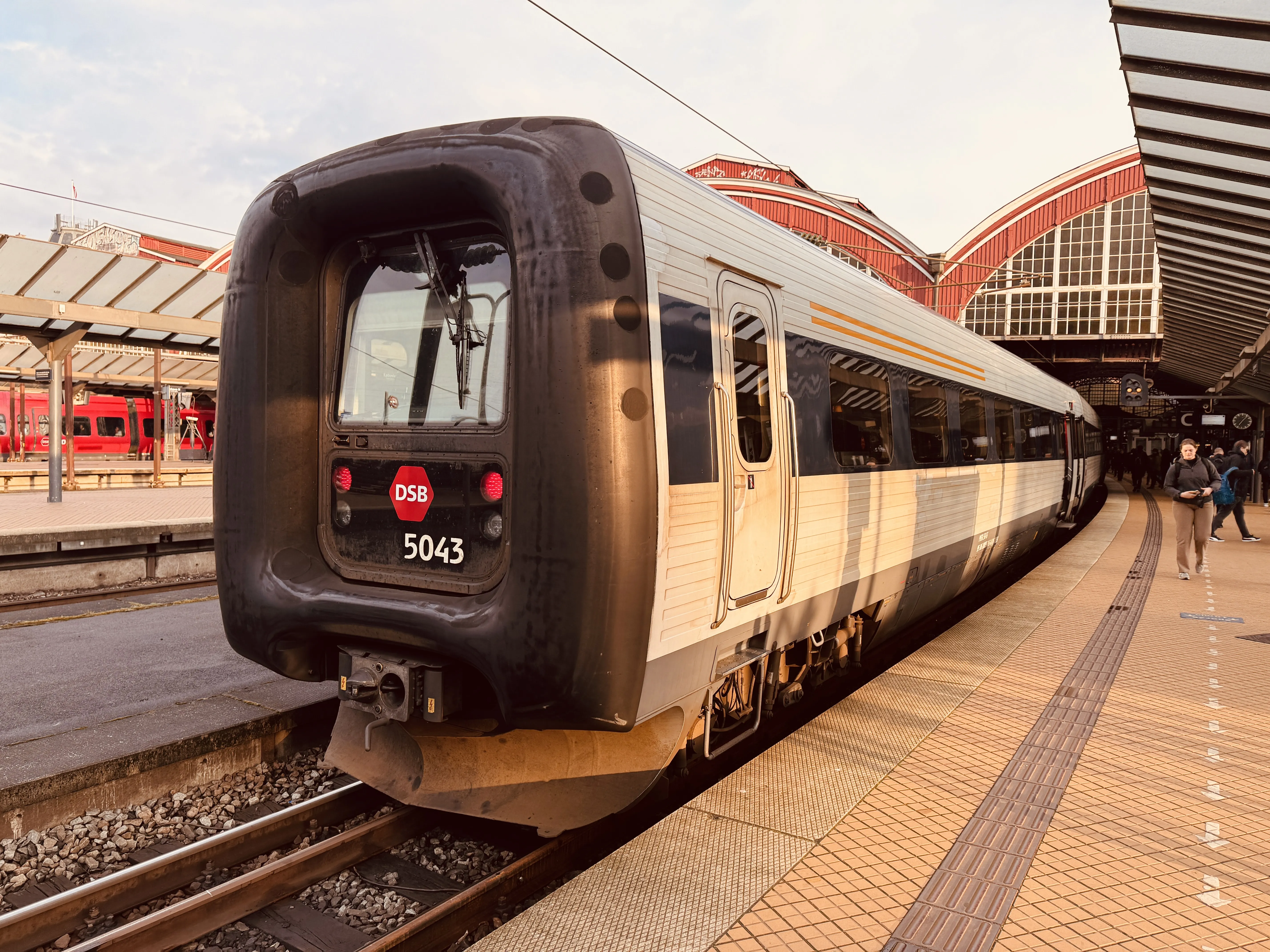 Billede af DSB MF 5043 fotograferet ud for København Hovedbanegård.